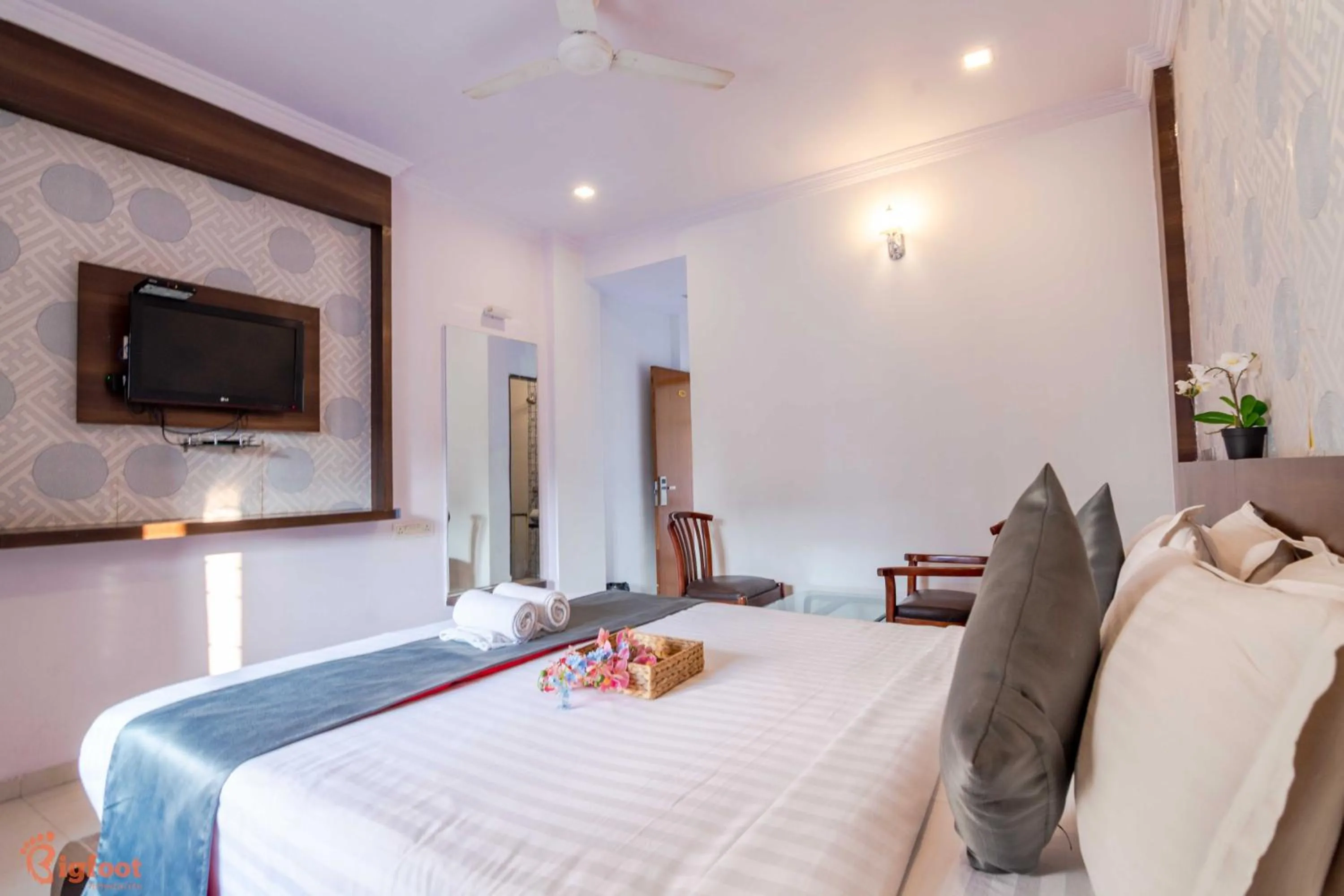 Communal lounge/ TV room, Bed in Hotel Sai Shree
