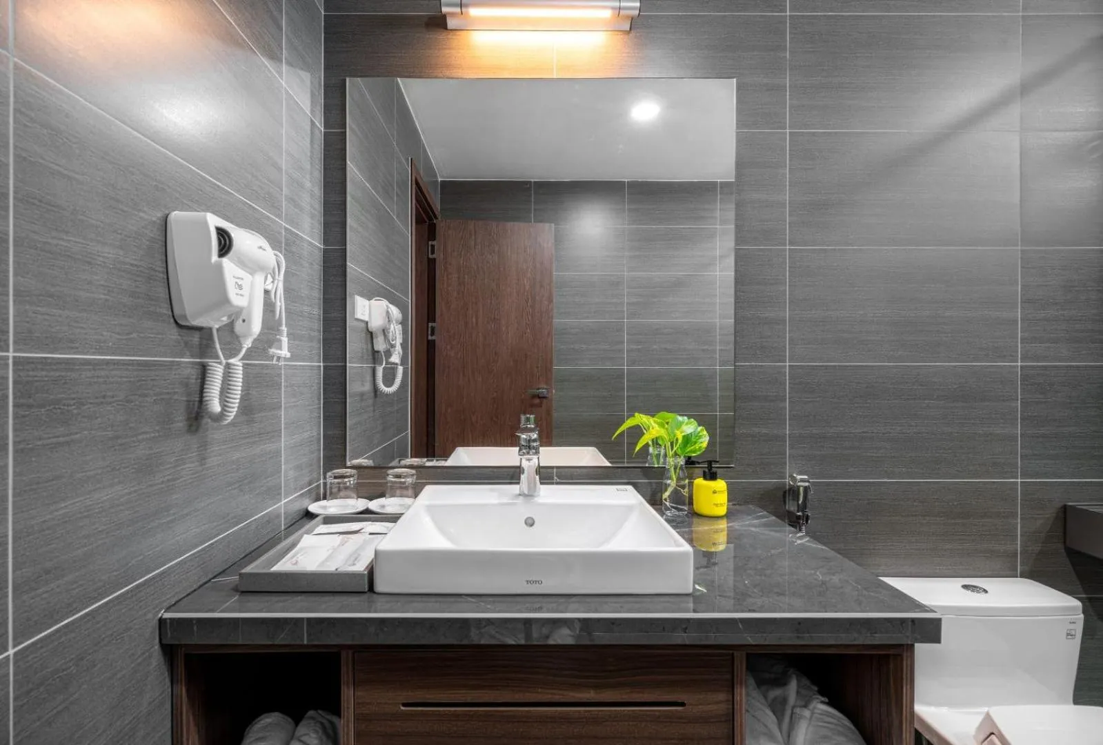 Toilet in Hoang Yen Boutique Hotel