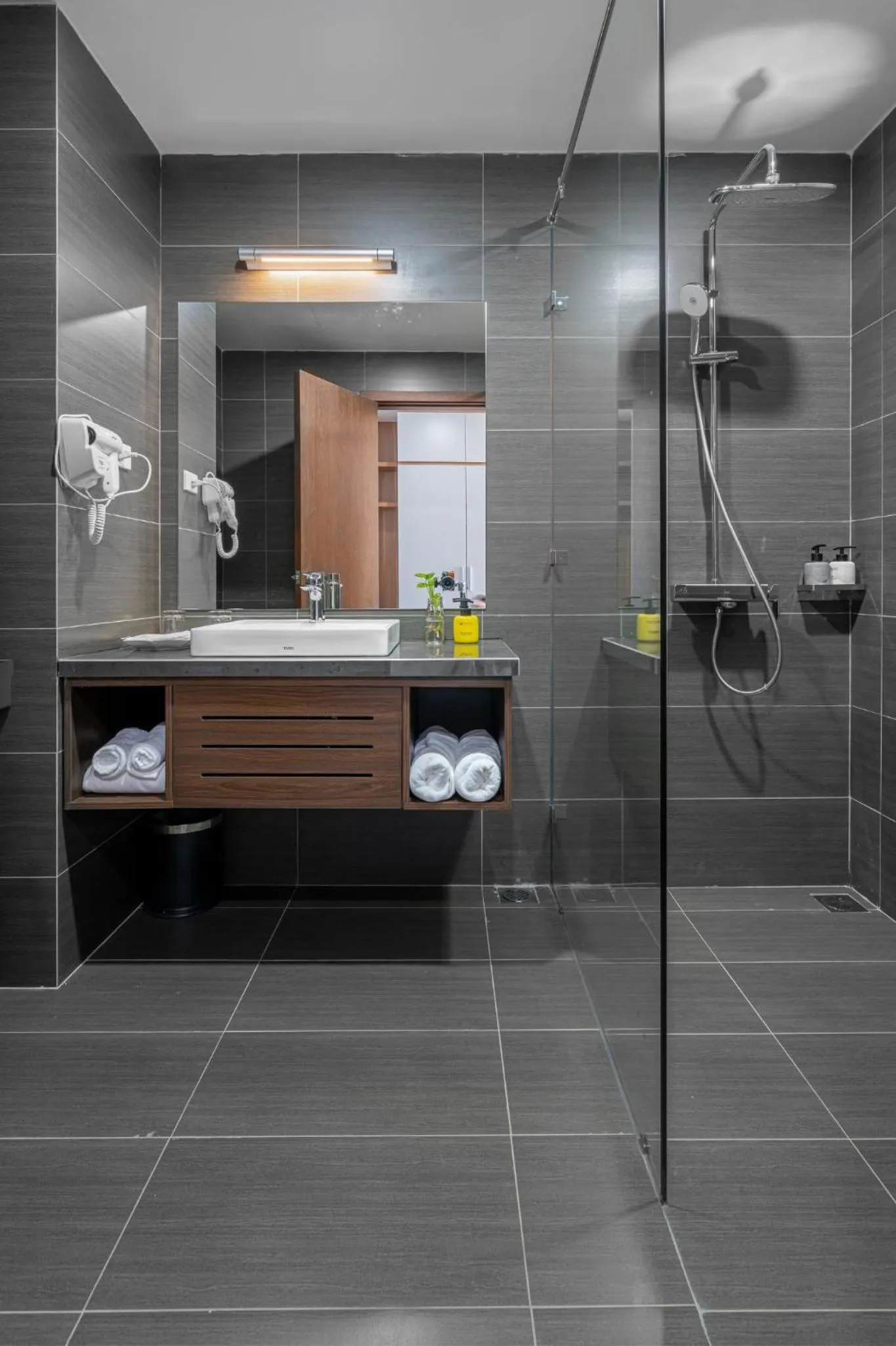 Shower in Hoang Yen Boutique Hotel