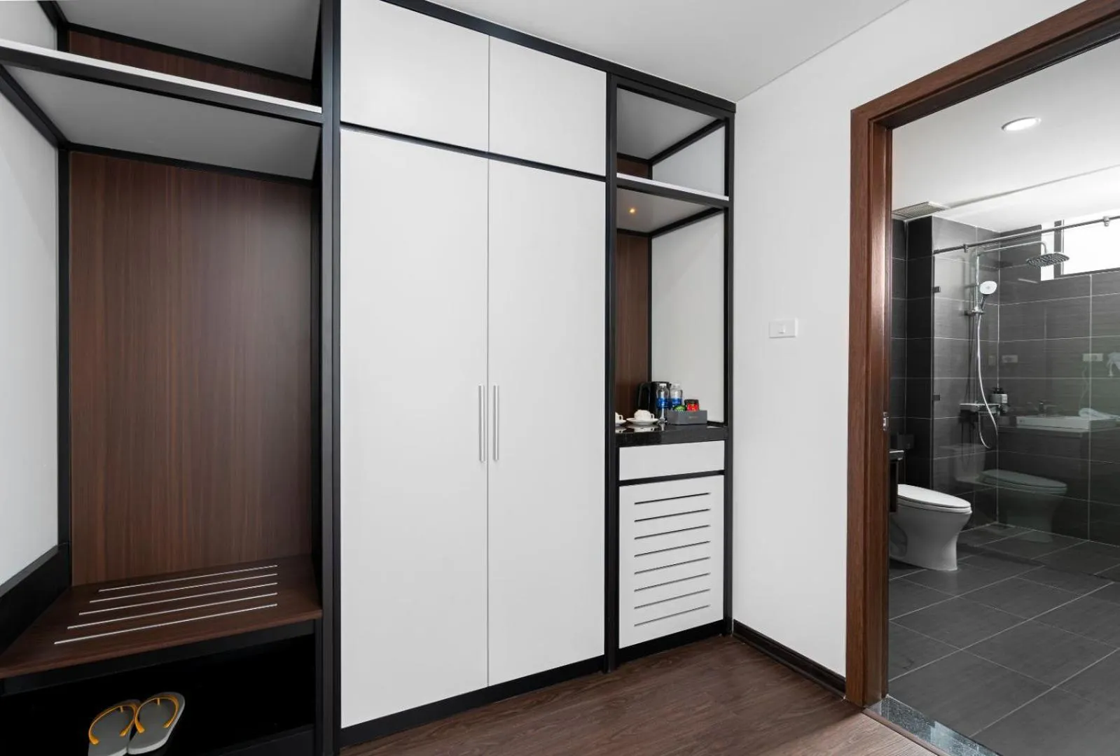 wardrobe in Hoang Yen Boutique Hotel