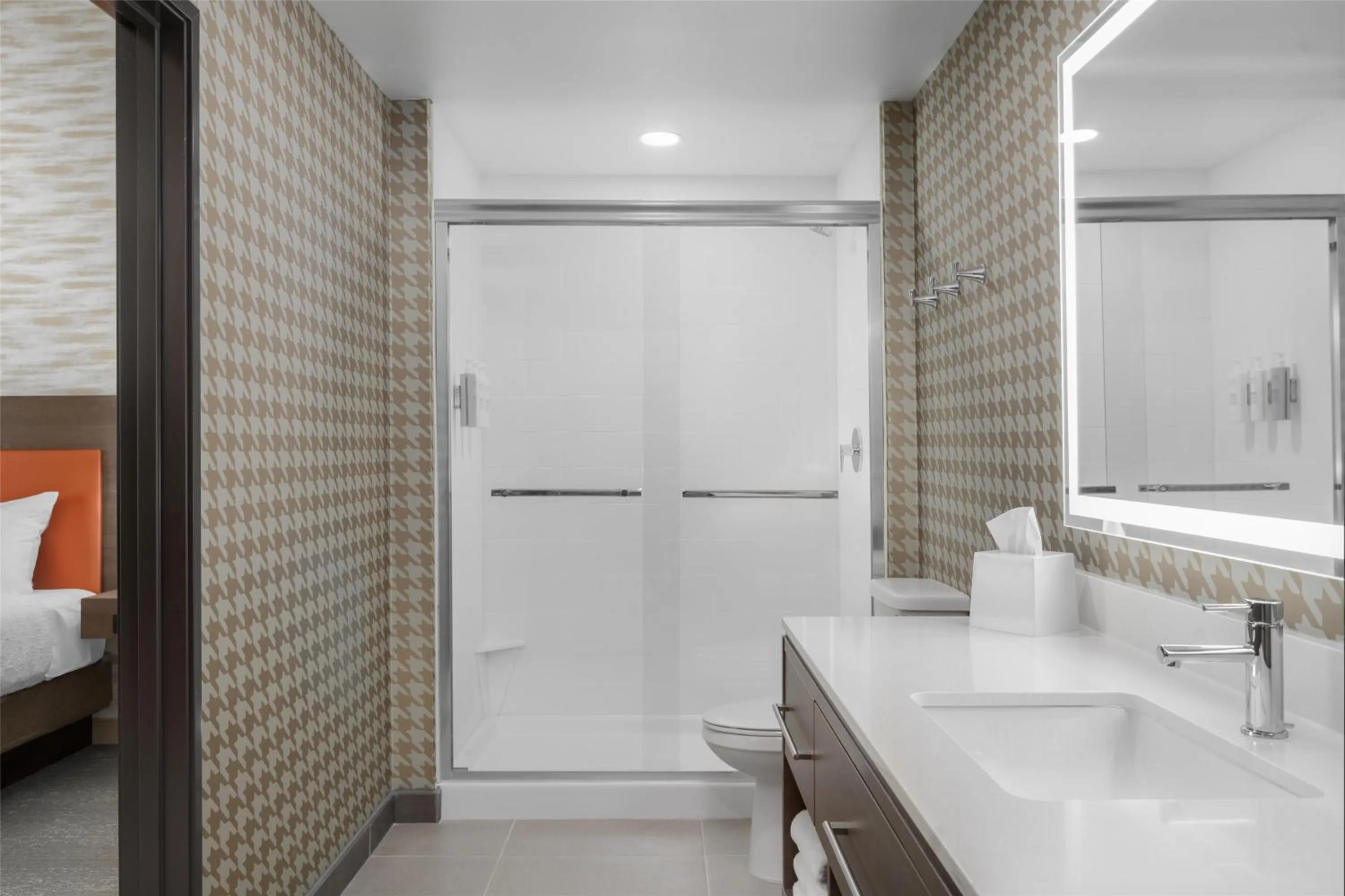 Bathroom, Bed in Home2 Suites By Hilton Forrest City