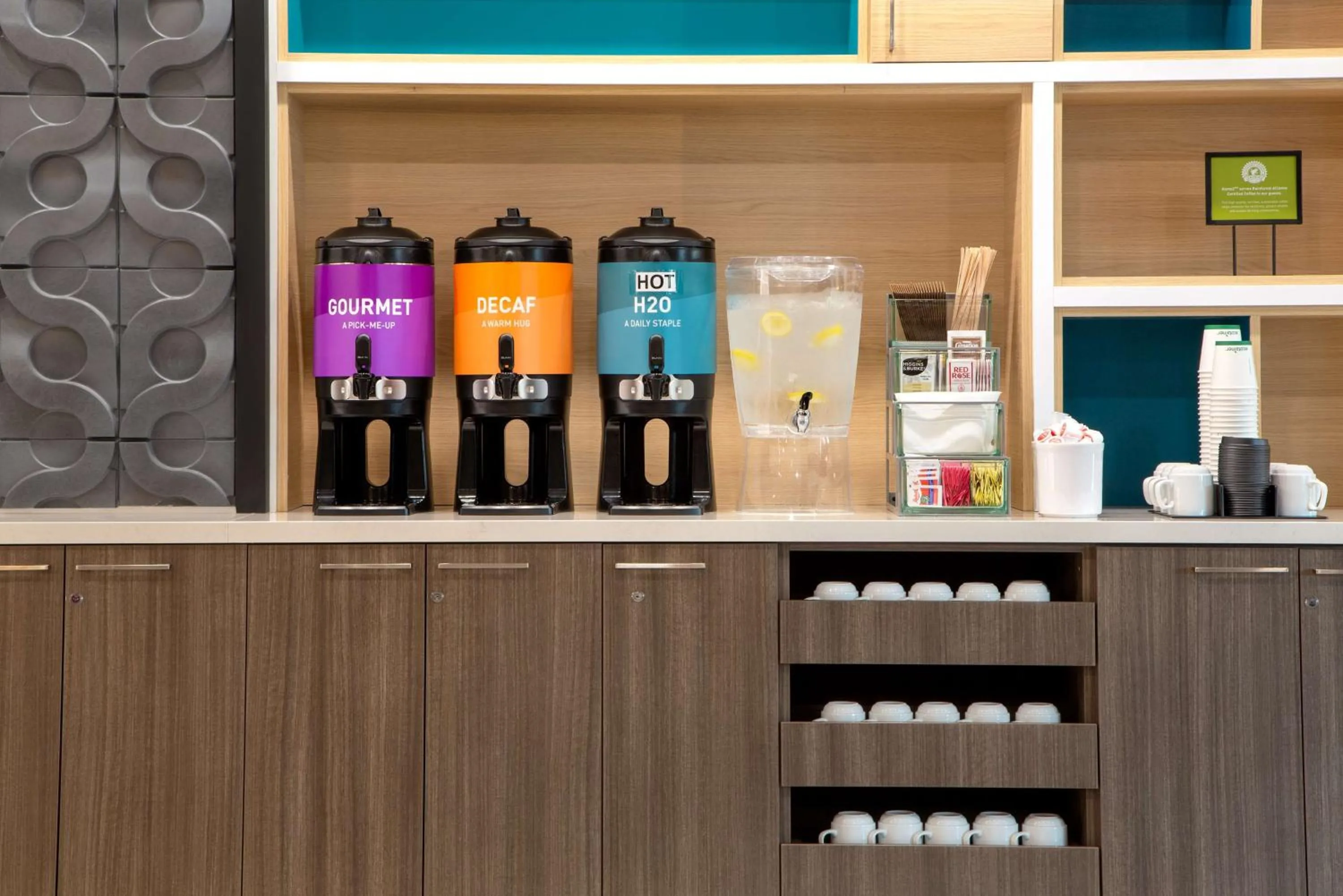 Dining area in Home2 Suites By Hilton Thunder Bay