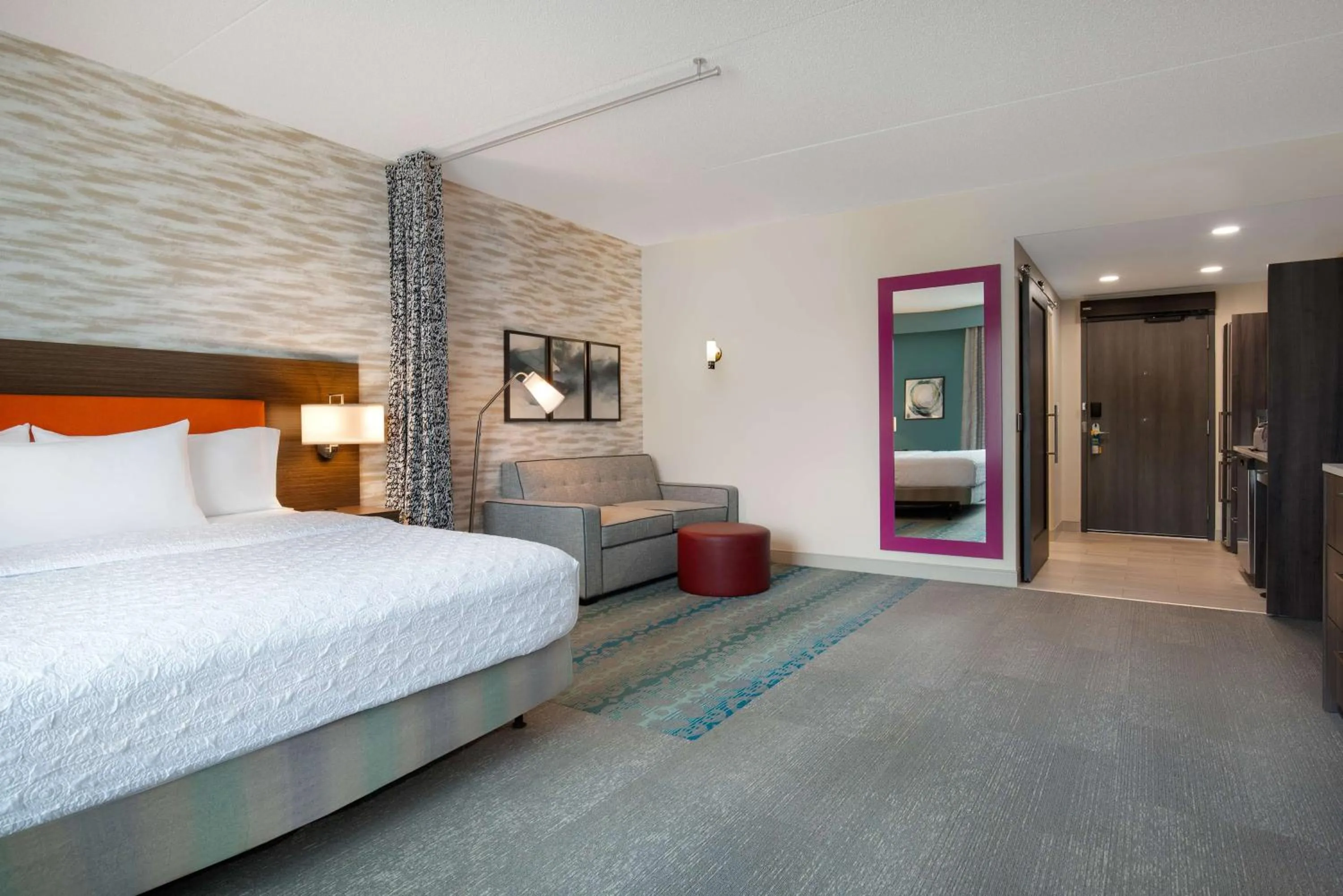 Living room, Bed in Home2 Suites By Hilton Thunder Bay