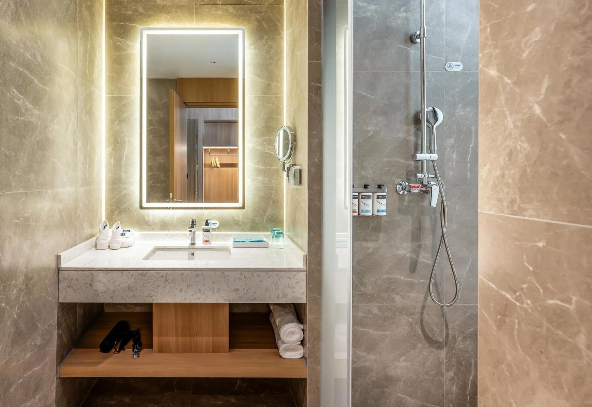 Photo of the whole room in Holiday Inn Express Binzhou City Center by IHG