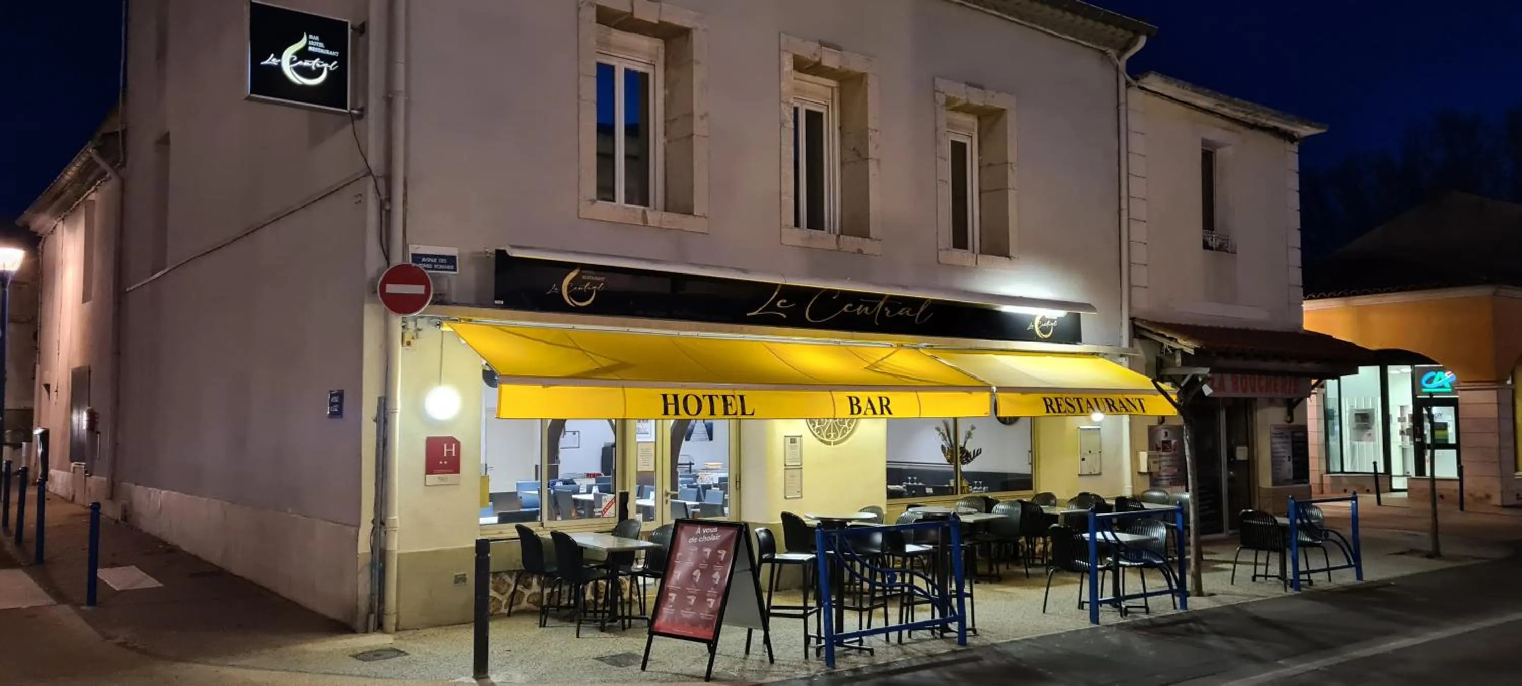 Facade/entrance in LE CENTRAL HOTEL BAR RESTAURANT