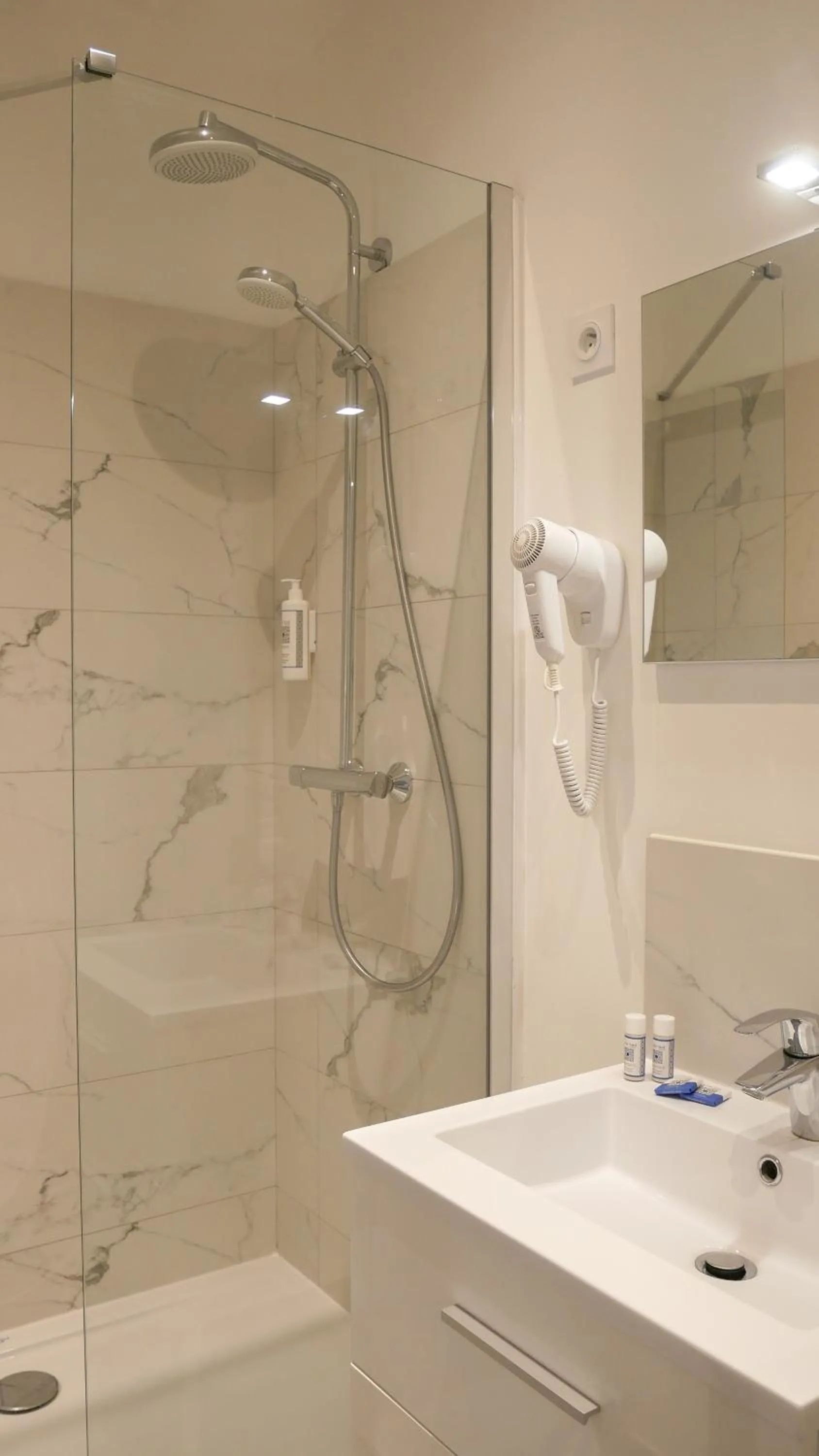 LE CENTRAL HOTEL BAR RESTAURANT