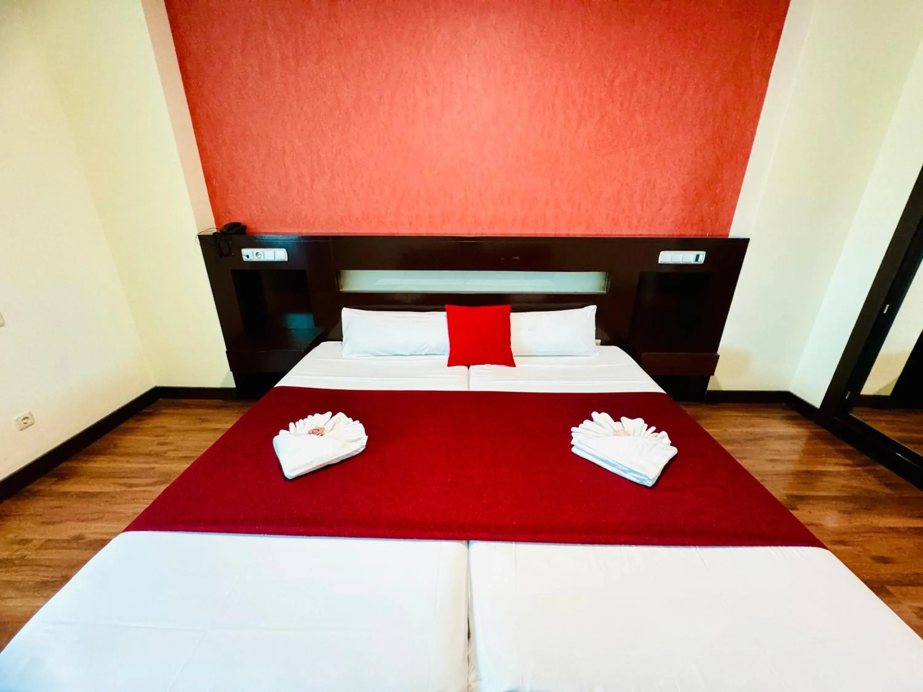 Budget Single Room in LA CANTUEÑA Budget Single Room in LA CANTUEÑA