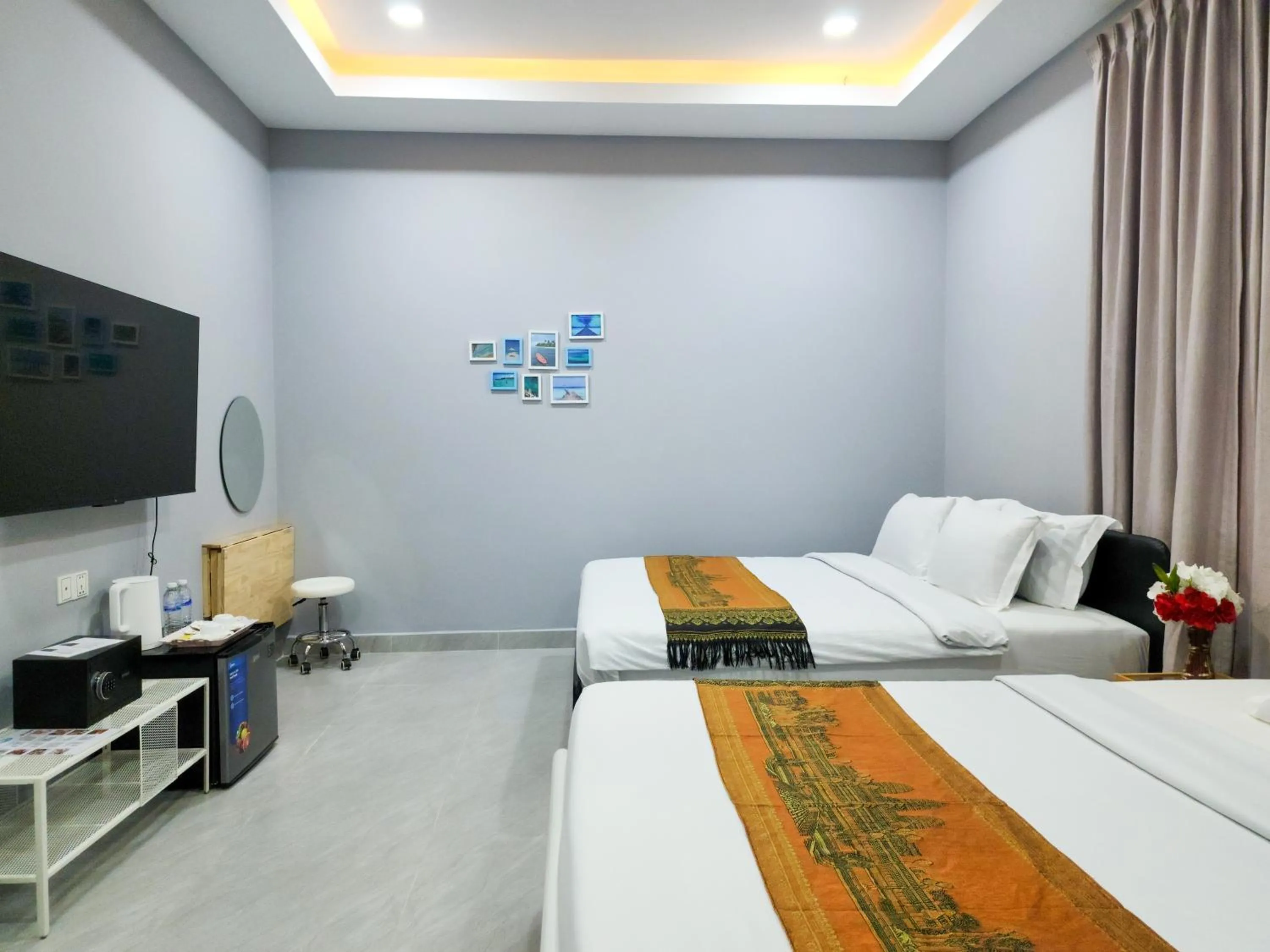 Communal lounge/ TV room, Bed in BKK Concept Hotel