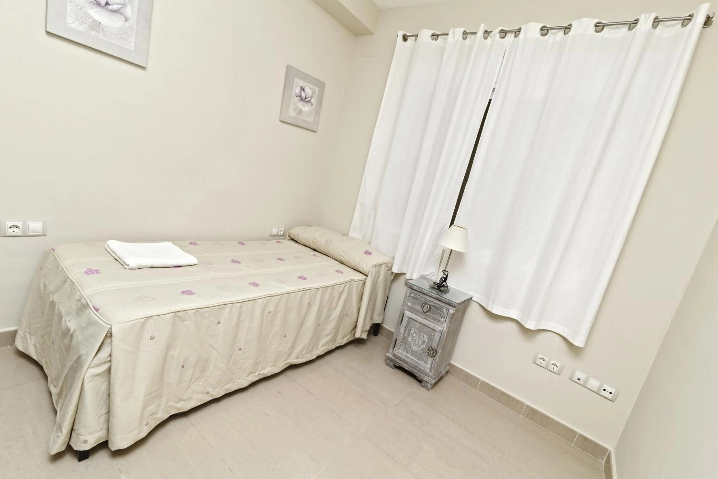 Photo of the whole room, Bed in Apartamentos Carlton VyB