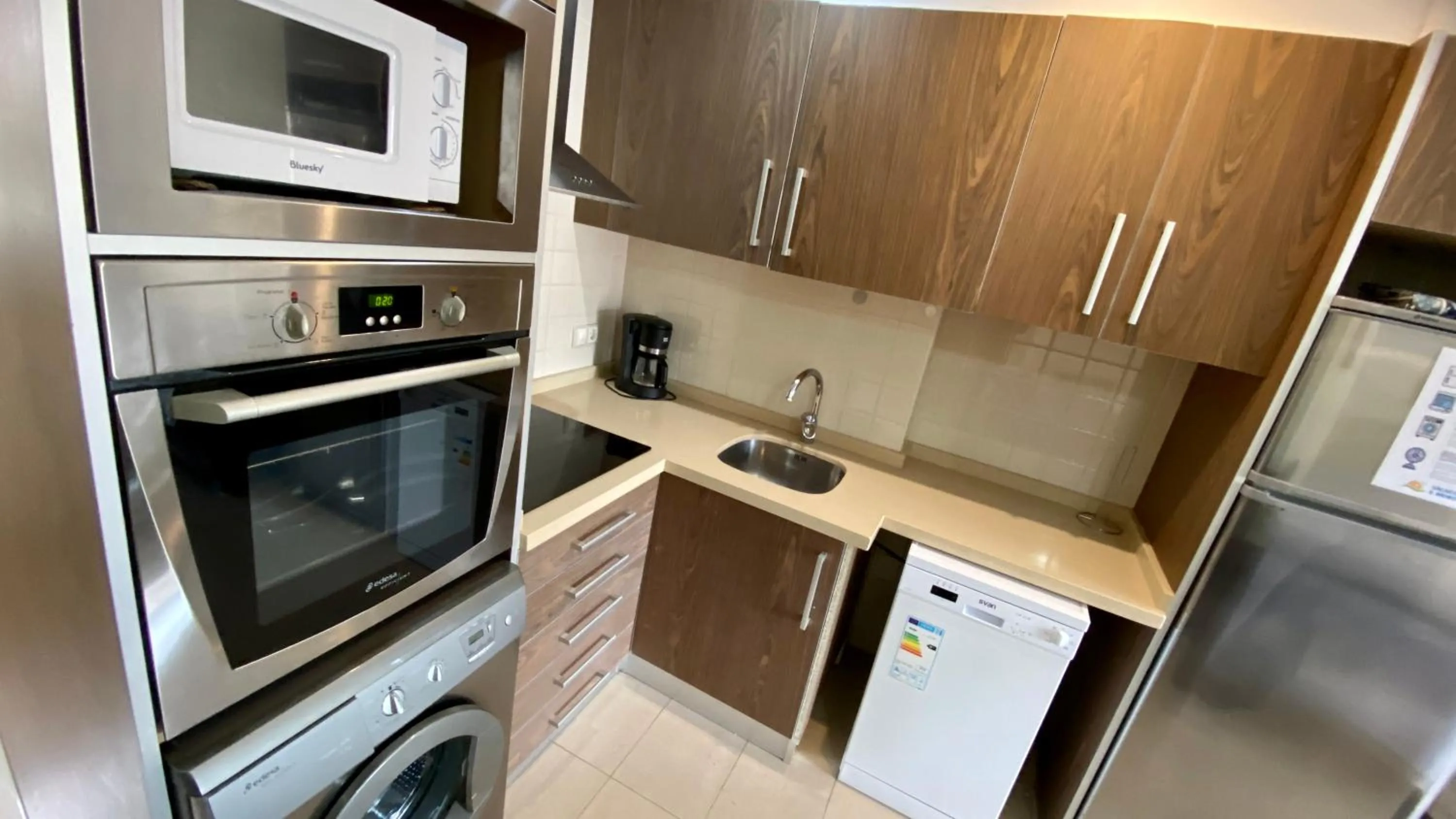 Kitchen or kitchenette in Apartamentos Carlton VyB