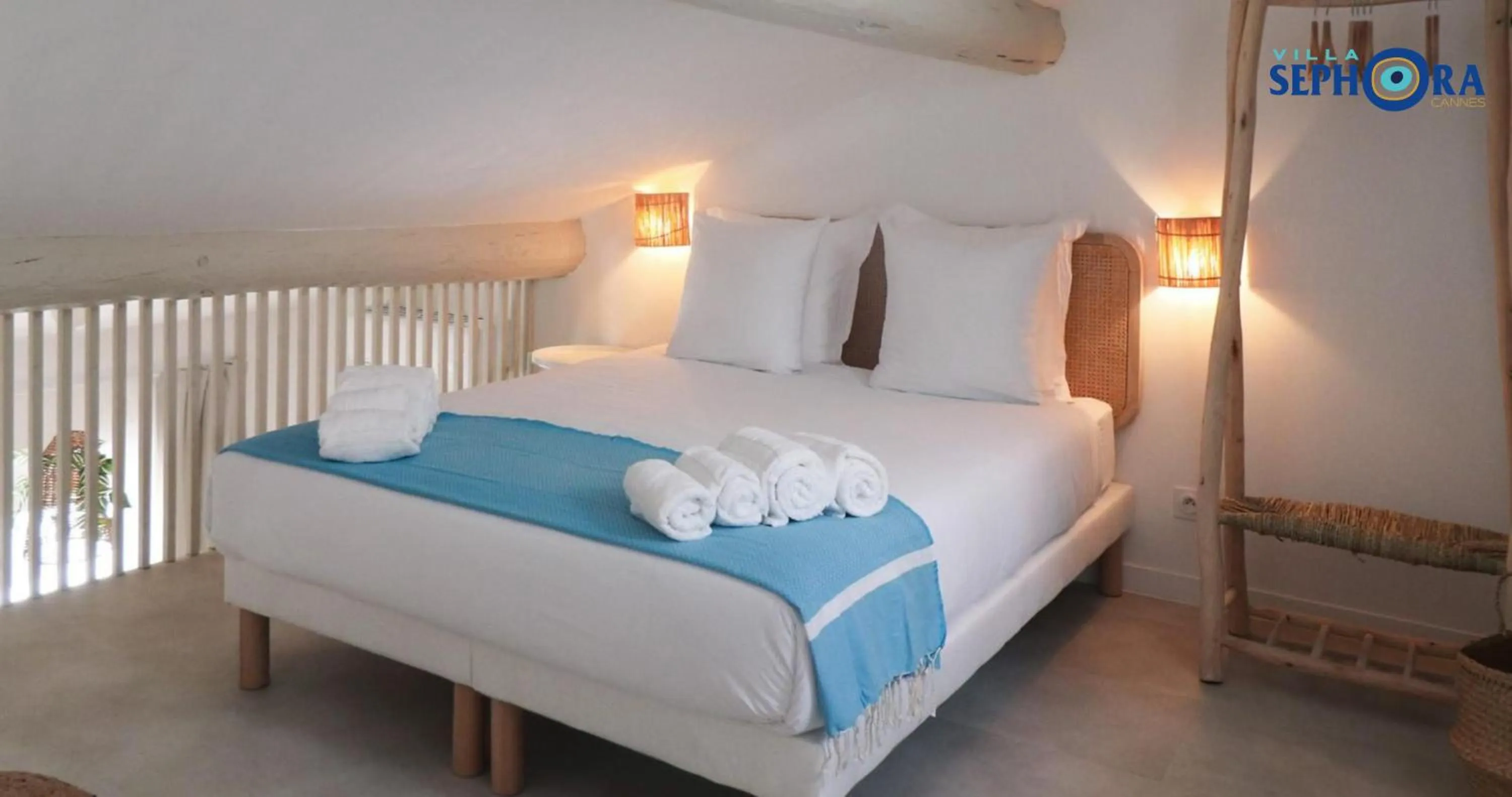 Bed in VILLA SEPHORA CANNES