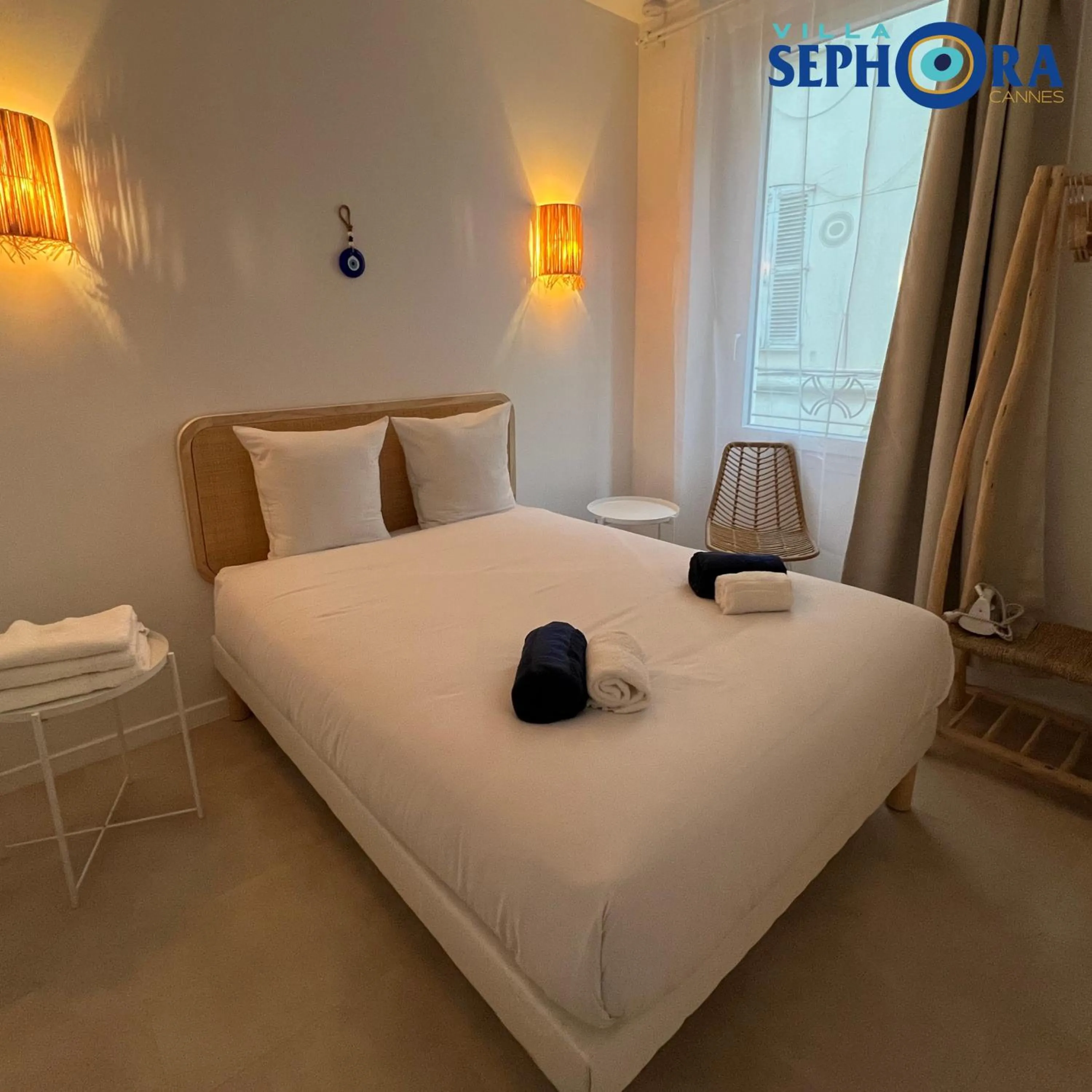 Bed in VILLA SEPHORA CANNES