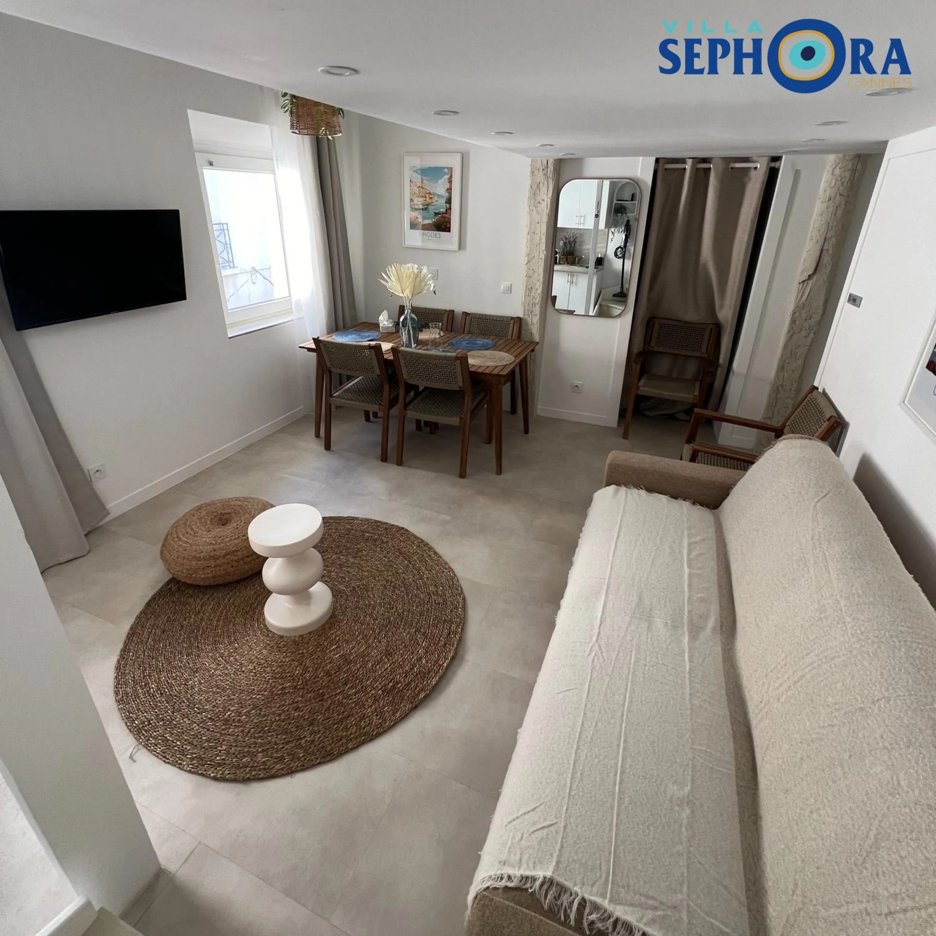 Communal lounge/ TV room in VILLA SEPHORA CANNES