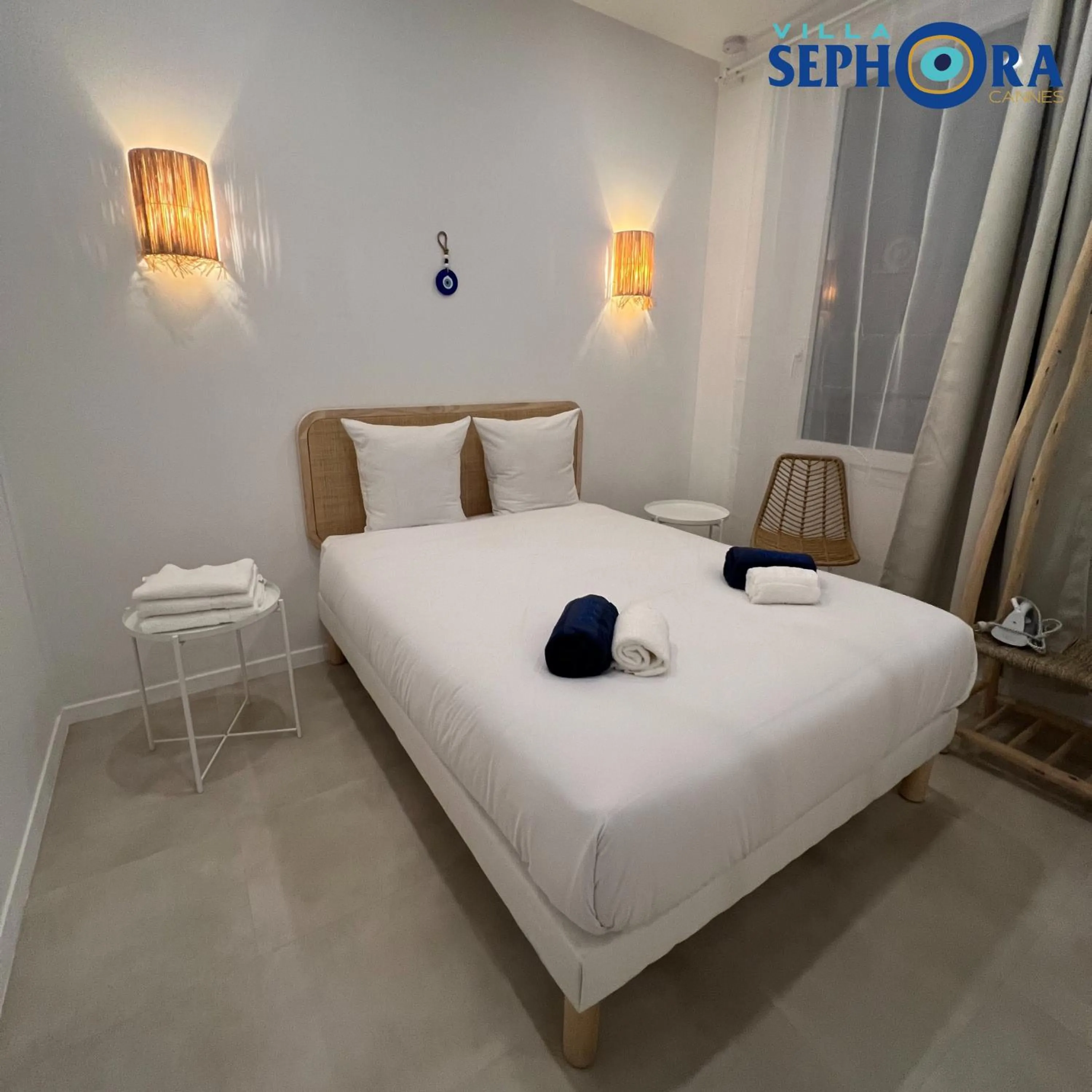 Bed in VILLA SEPHORA CANNES