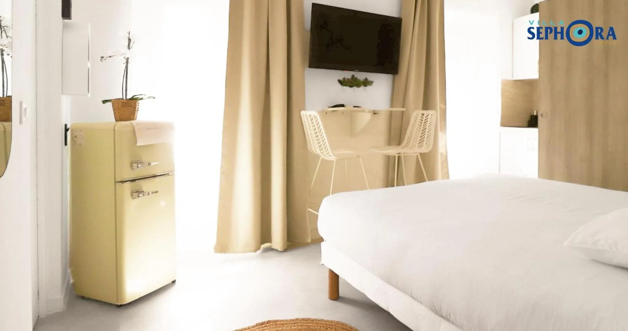 Bed in VILLA SEPHORA CANNES