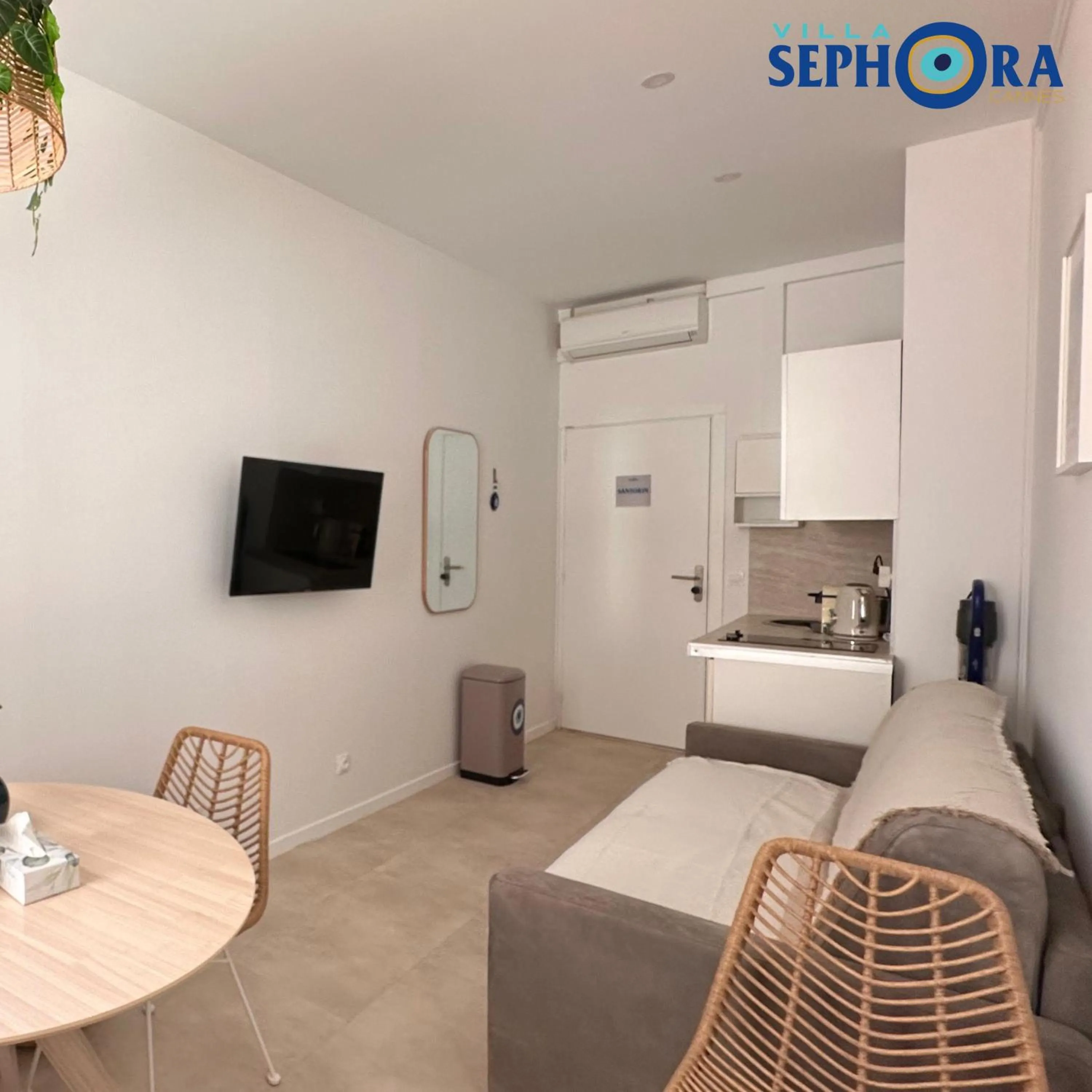 Communal lounge/ TV room, Bed in VILLA SEPHORA CANNES