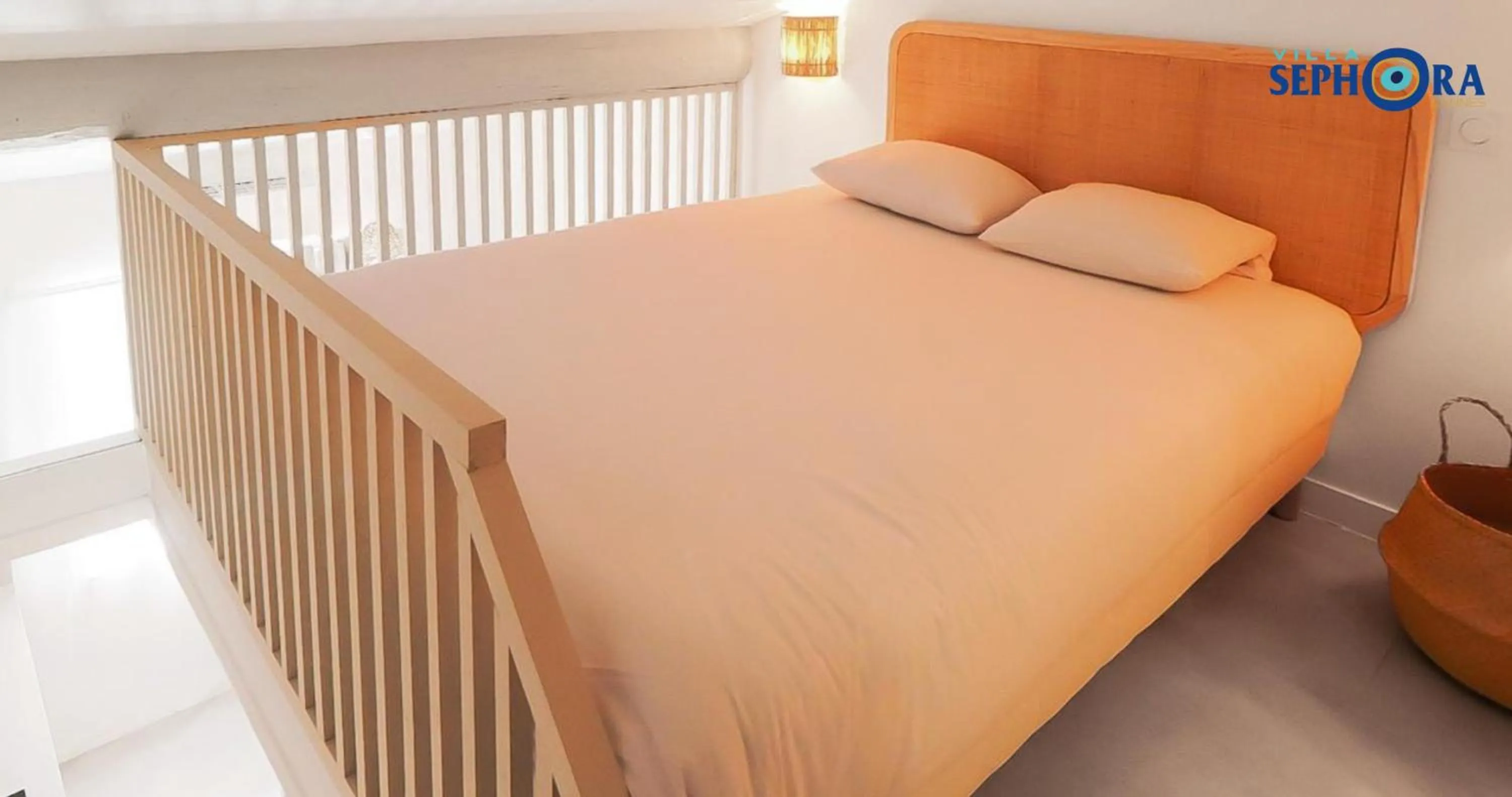 Bed in VILLA SEPHORA CANNES