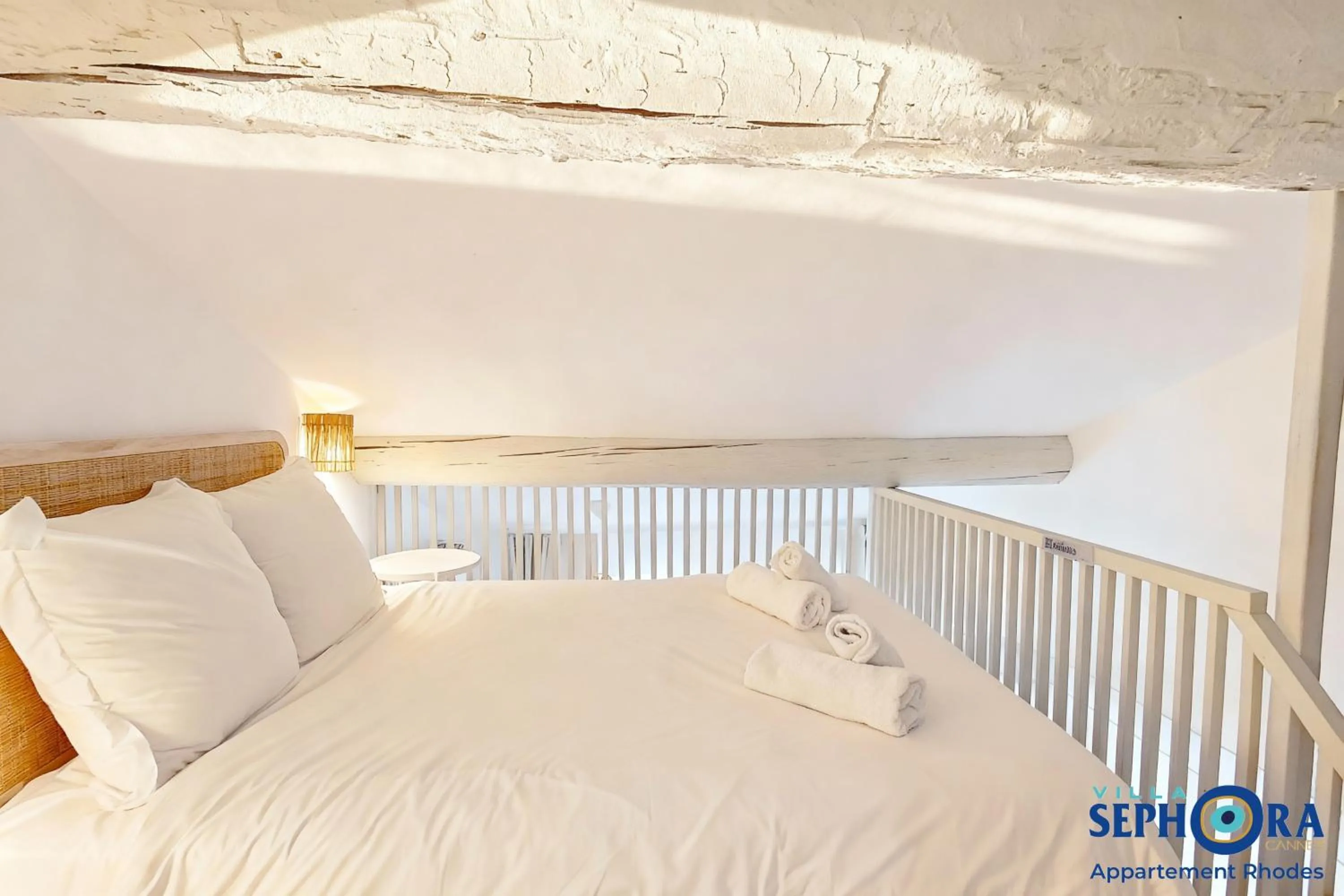 Bed in VILLA SEPHORA CANNES