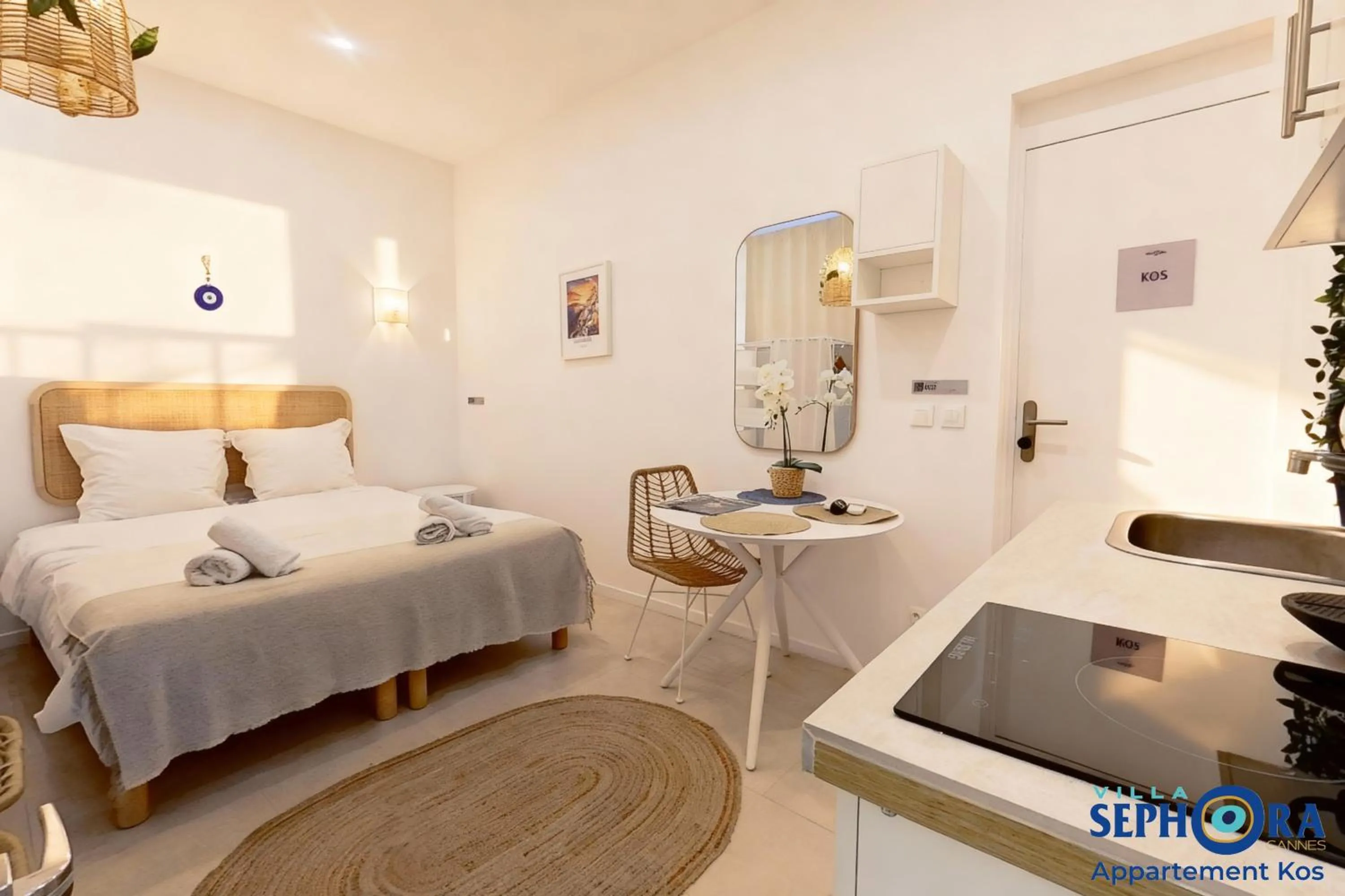 Bed in VILLA SEPHORA CANNES