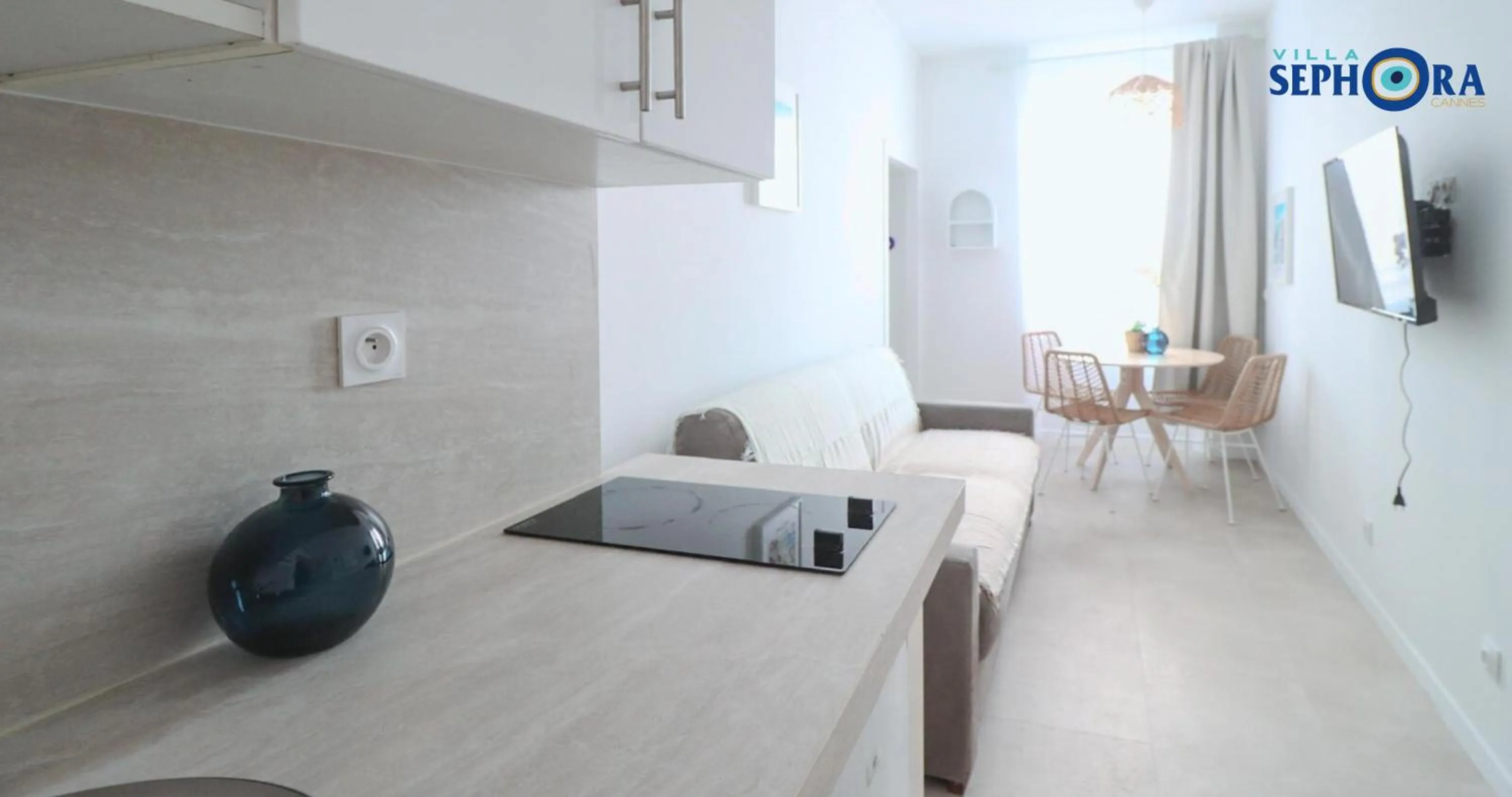 Communal lounge/ TV room in VILLA SEPHORA CANNES