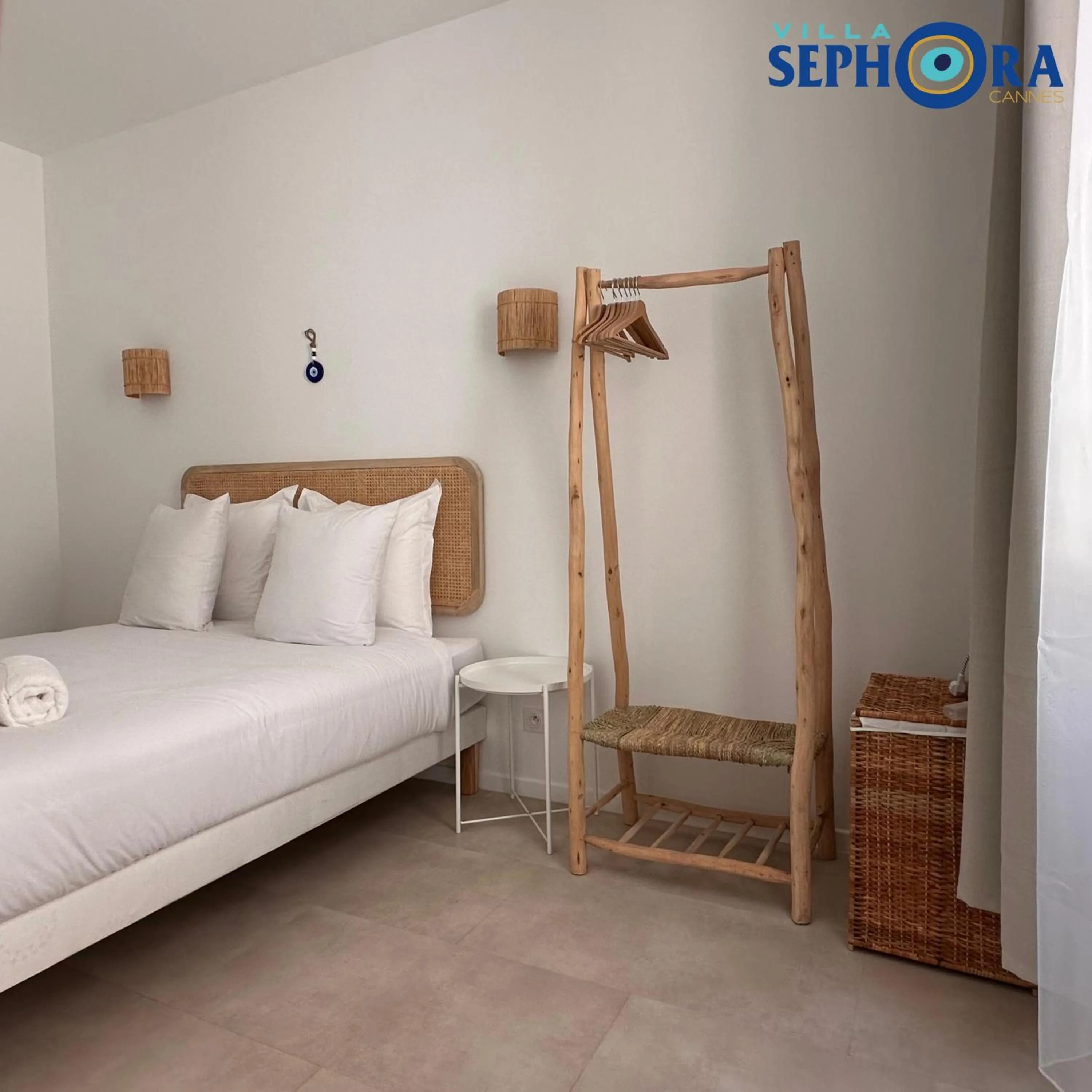 Bed in VILLA SEPHORA CANNES