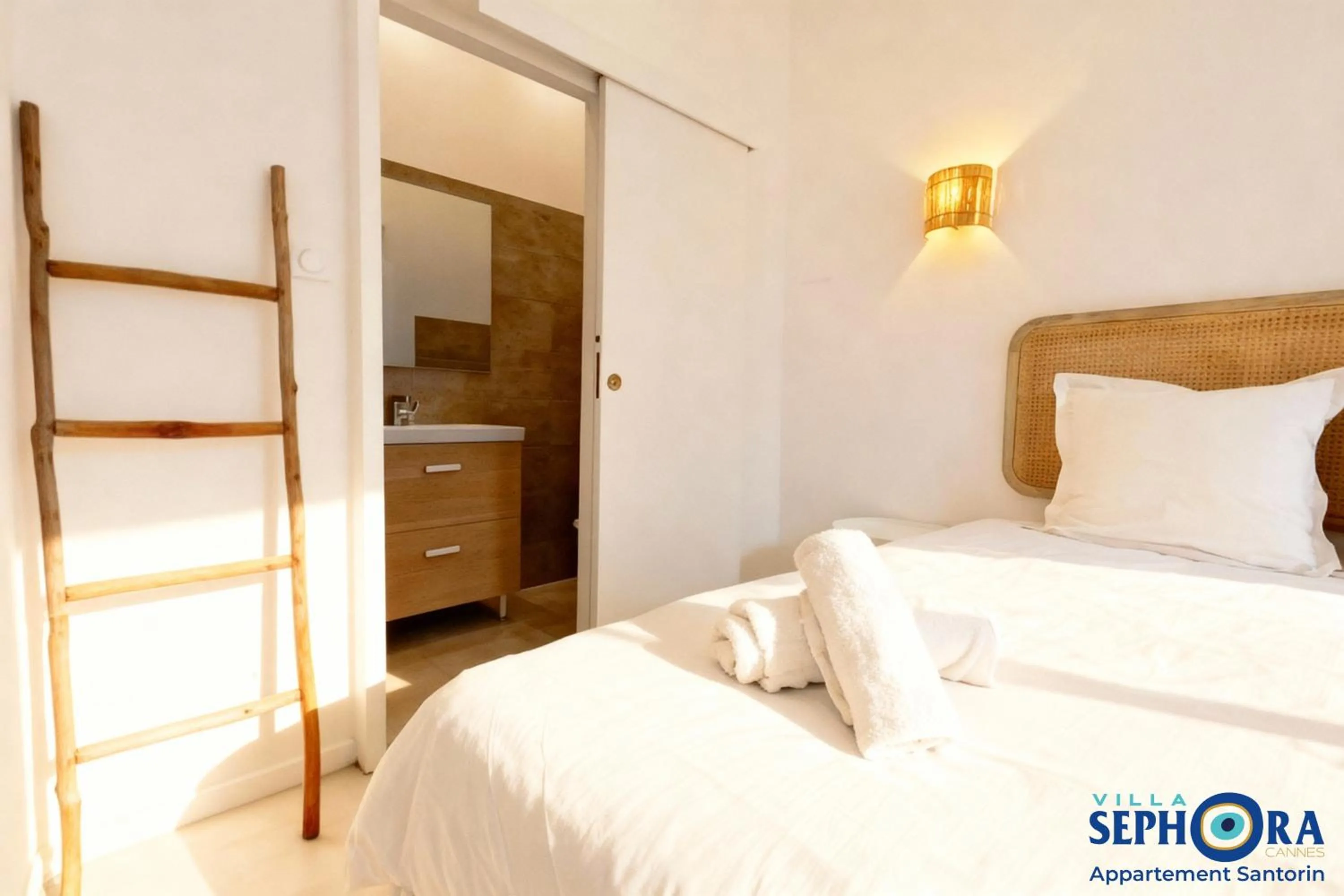 Bed in VILLA SEPHORA CANNES