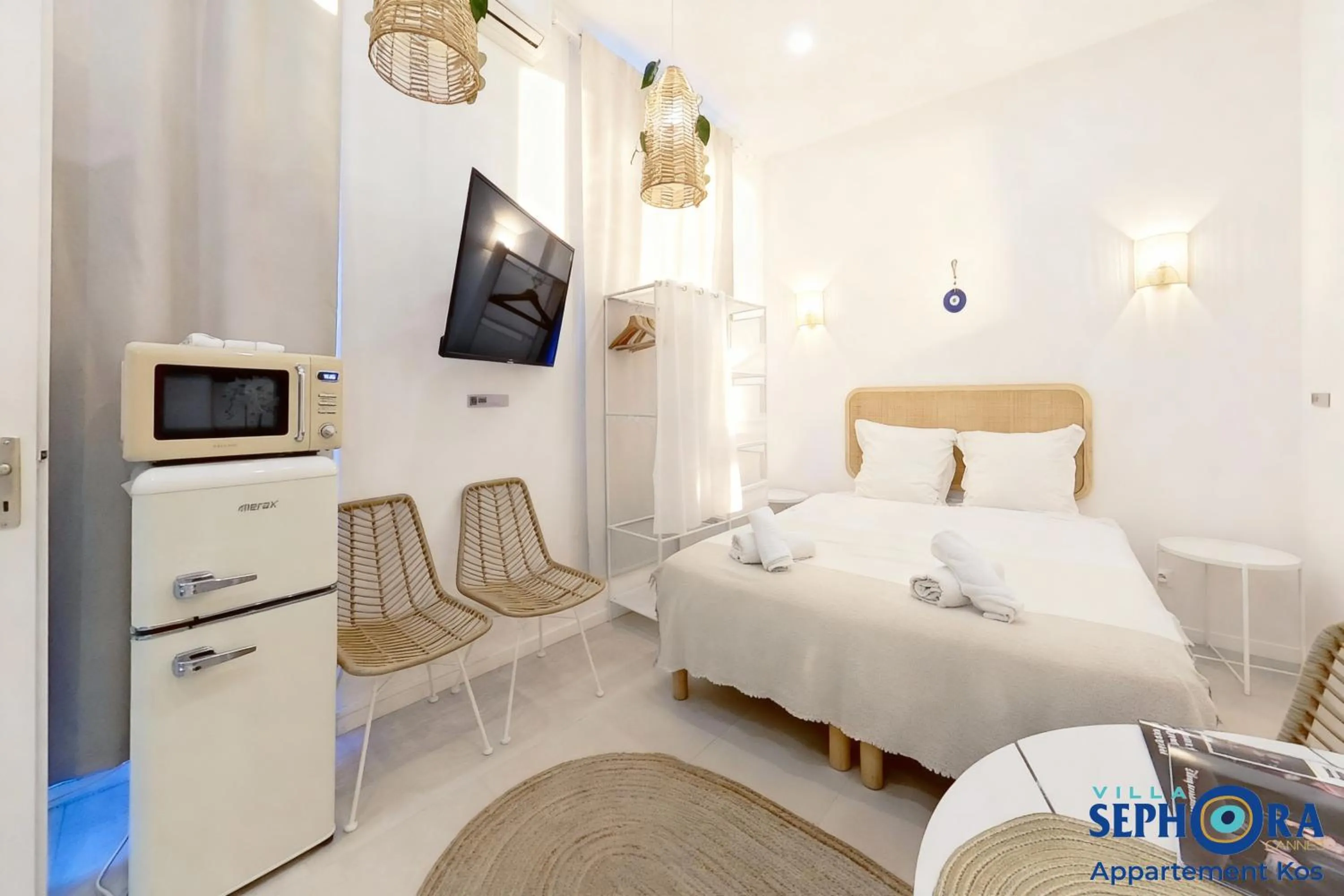 Bed in VILLA SEPHORA CANNES