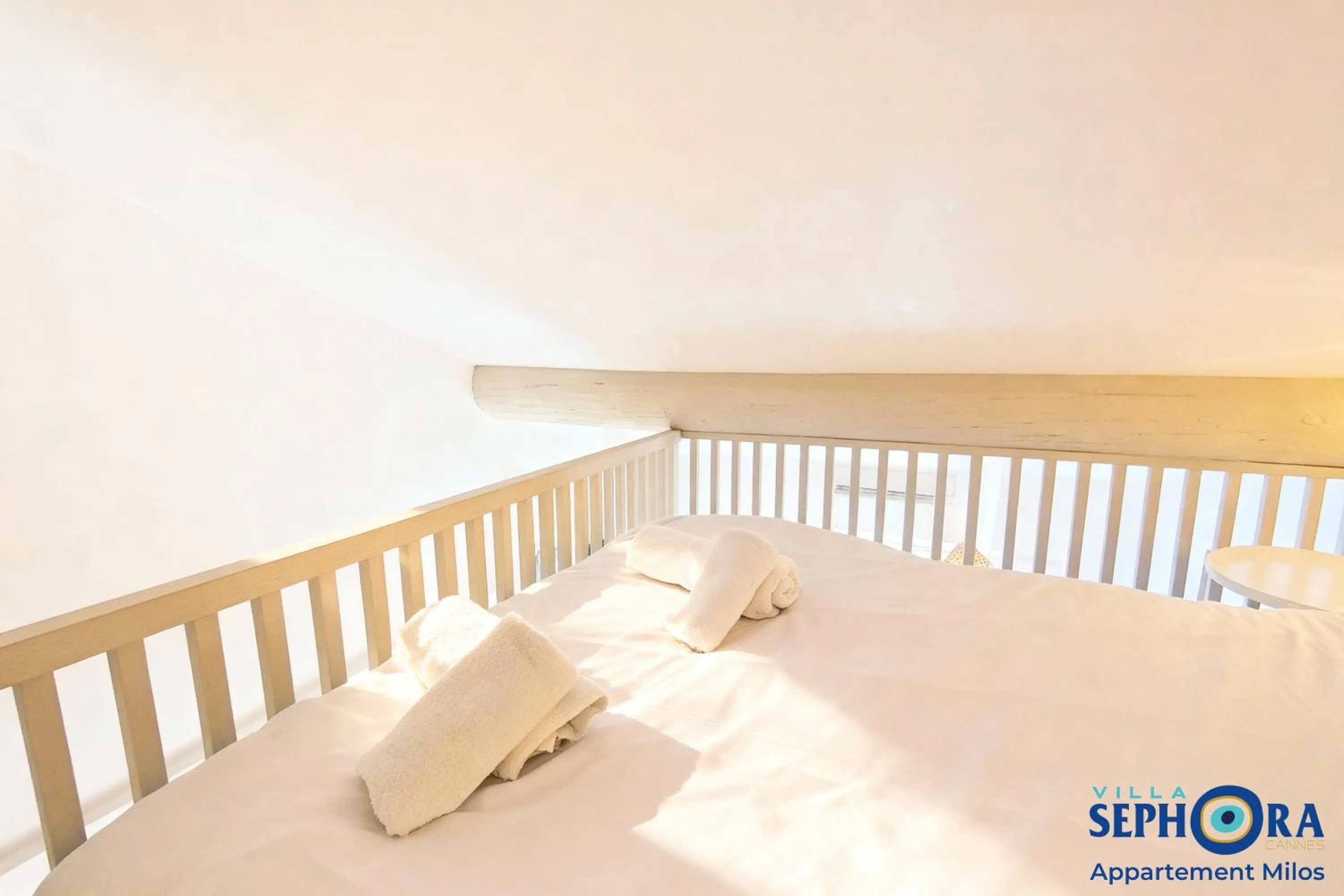 Bed in VILLA SEPHORA CANNES