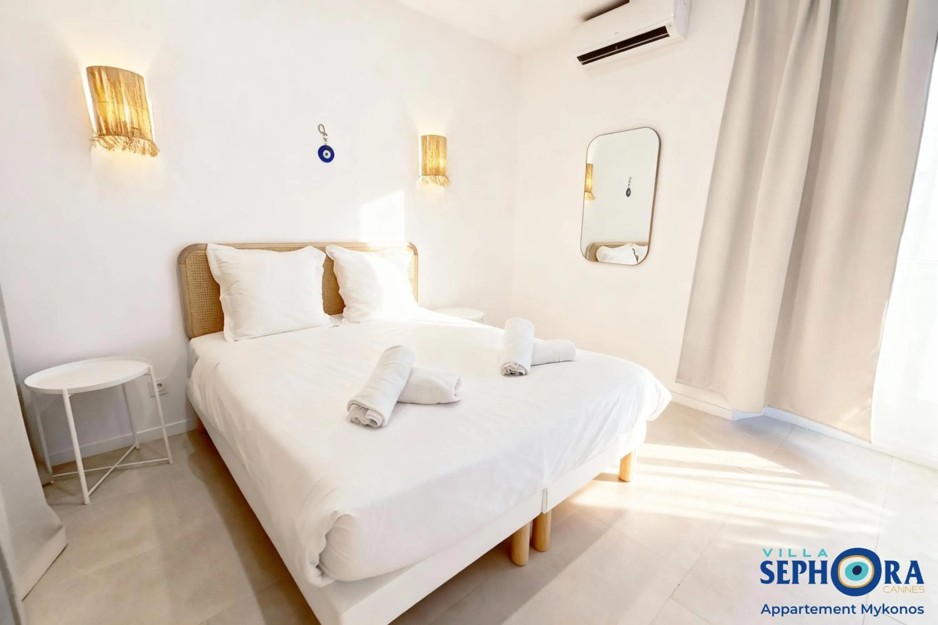 Bed in VILLA SEPHORA CANNES