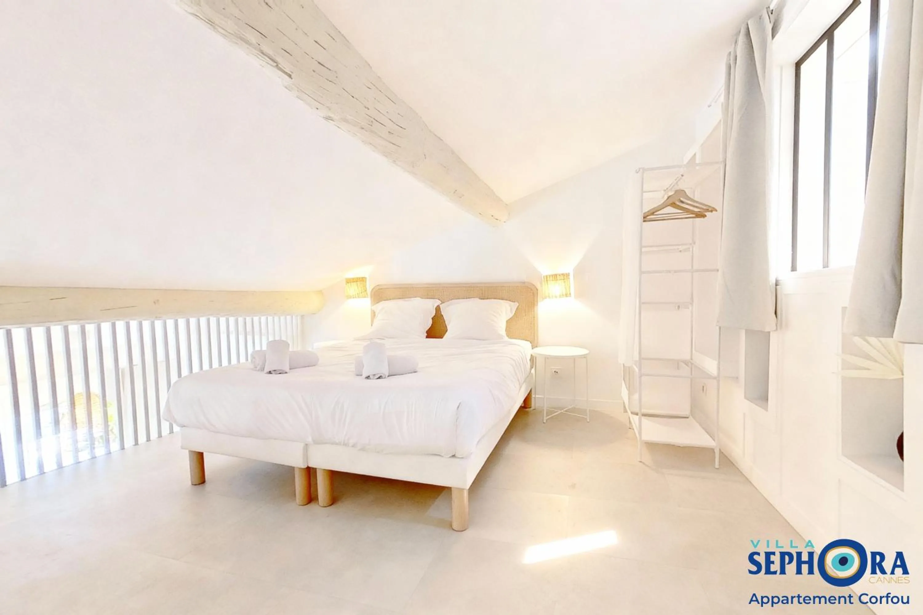 Bed in VILLA SEPHORA CANNES