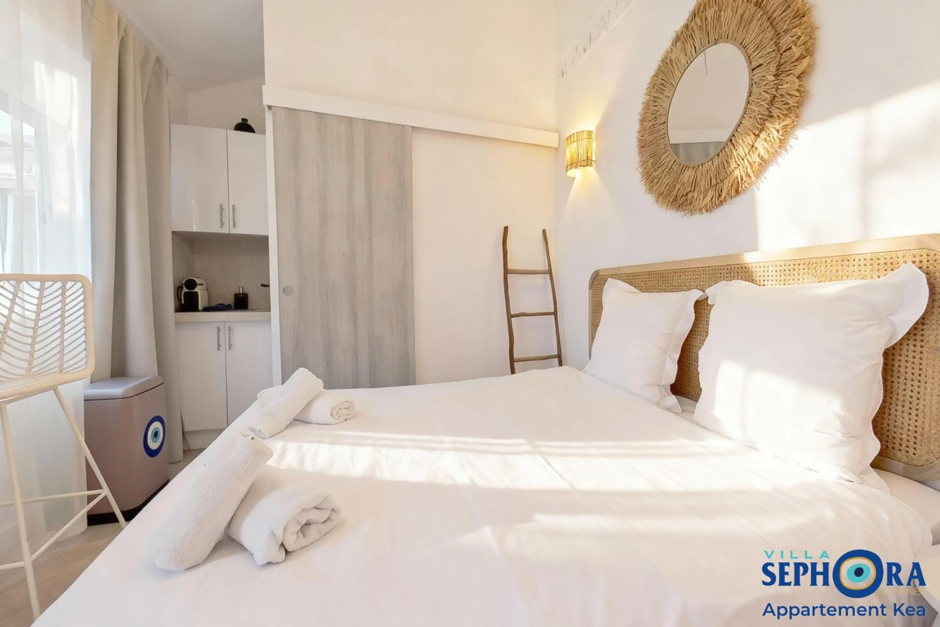 Bed in VILLA SEPHORA CANNES