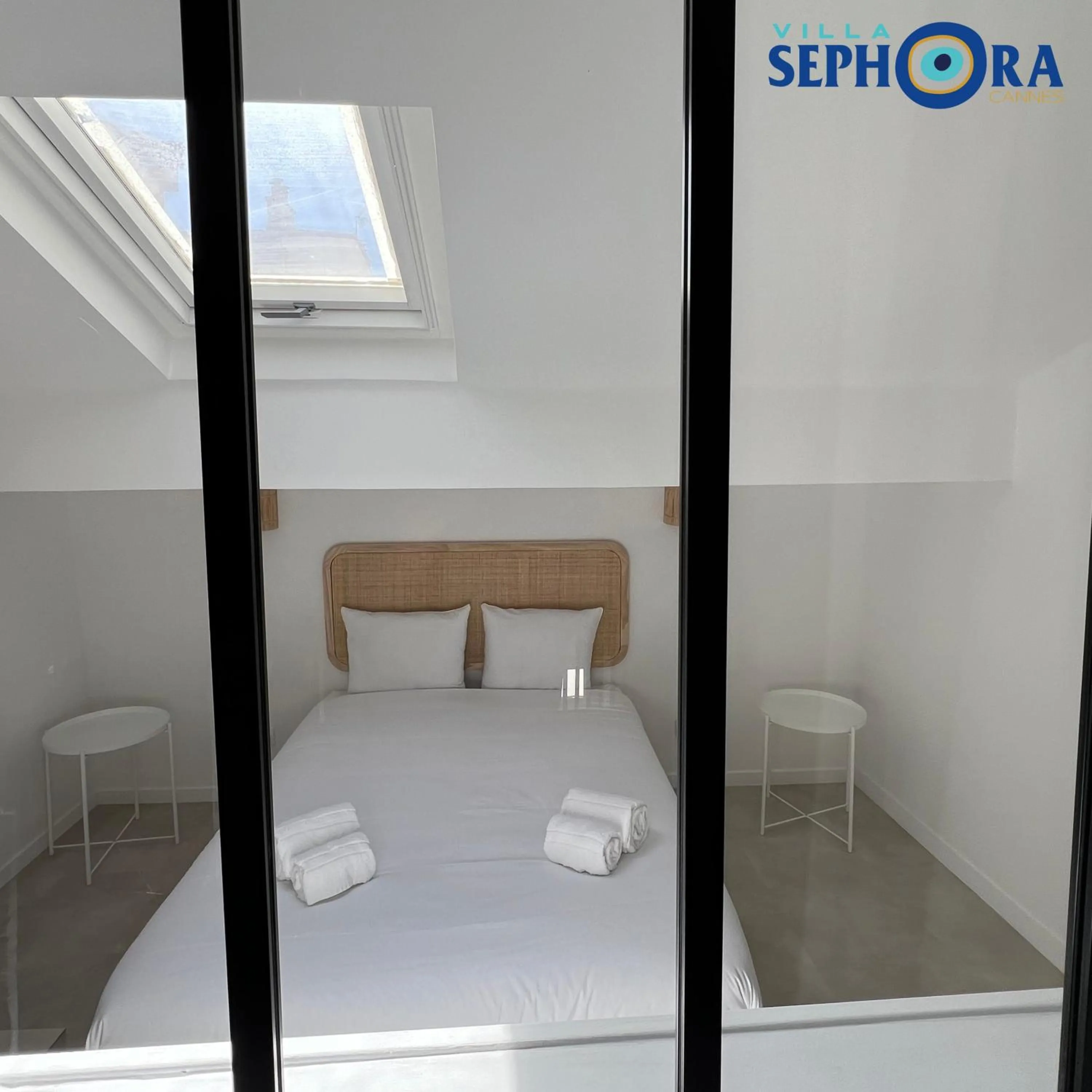 Bed in VILLA SEPHORA CANNES