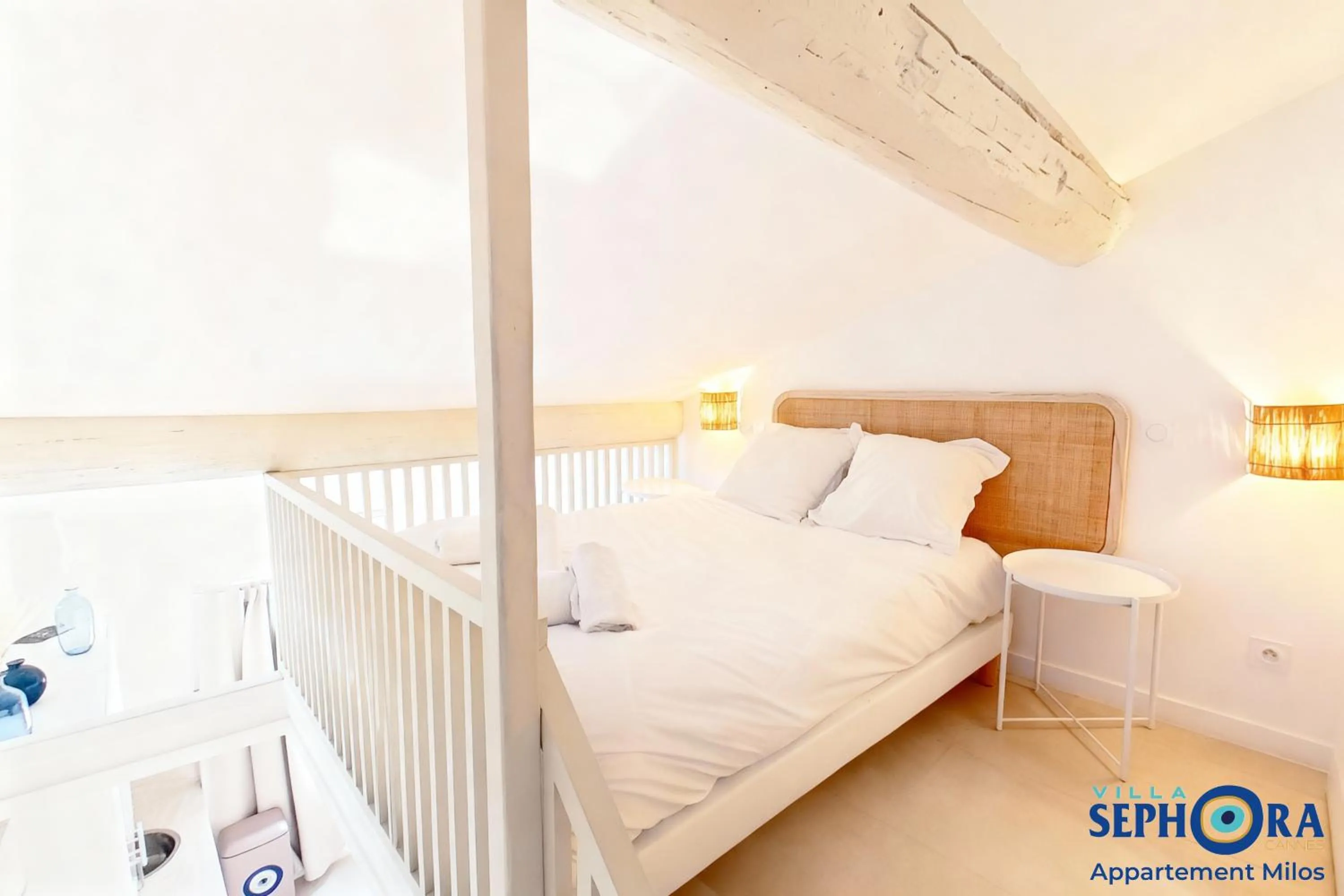 Bed in VILLA SEPHORA CANNES