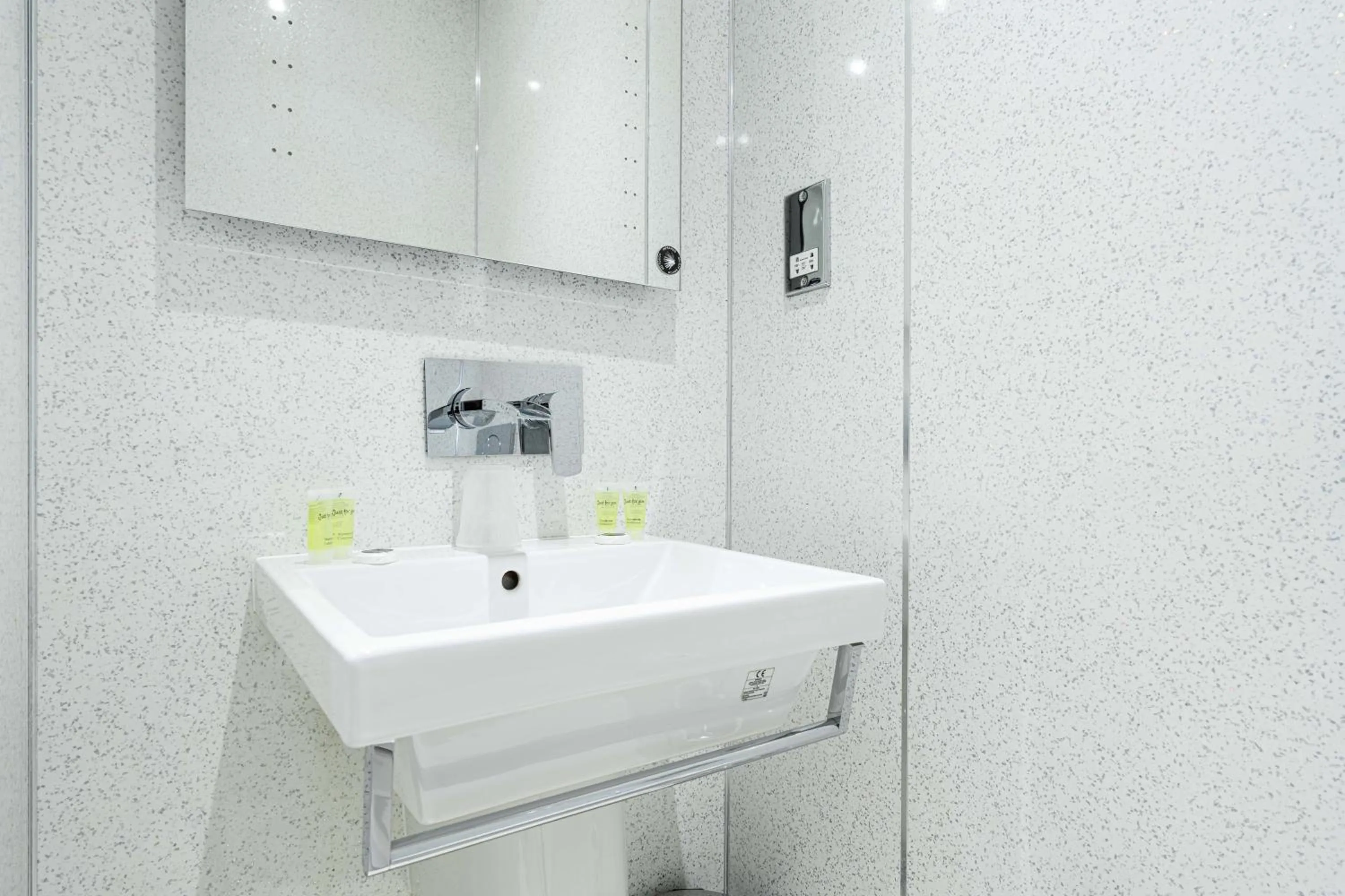 Bathroom in Lancaster Court Hotel