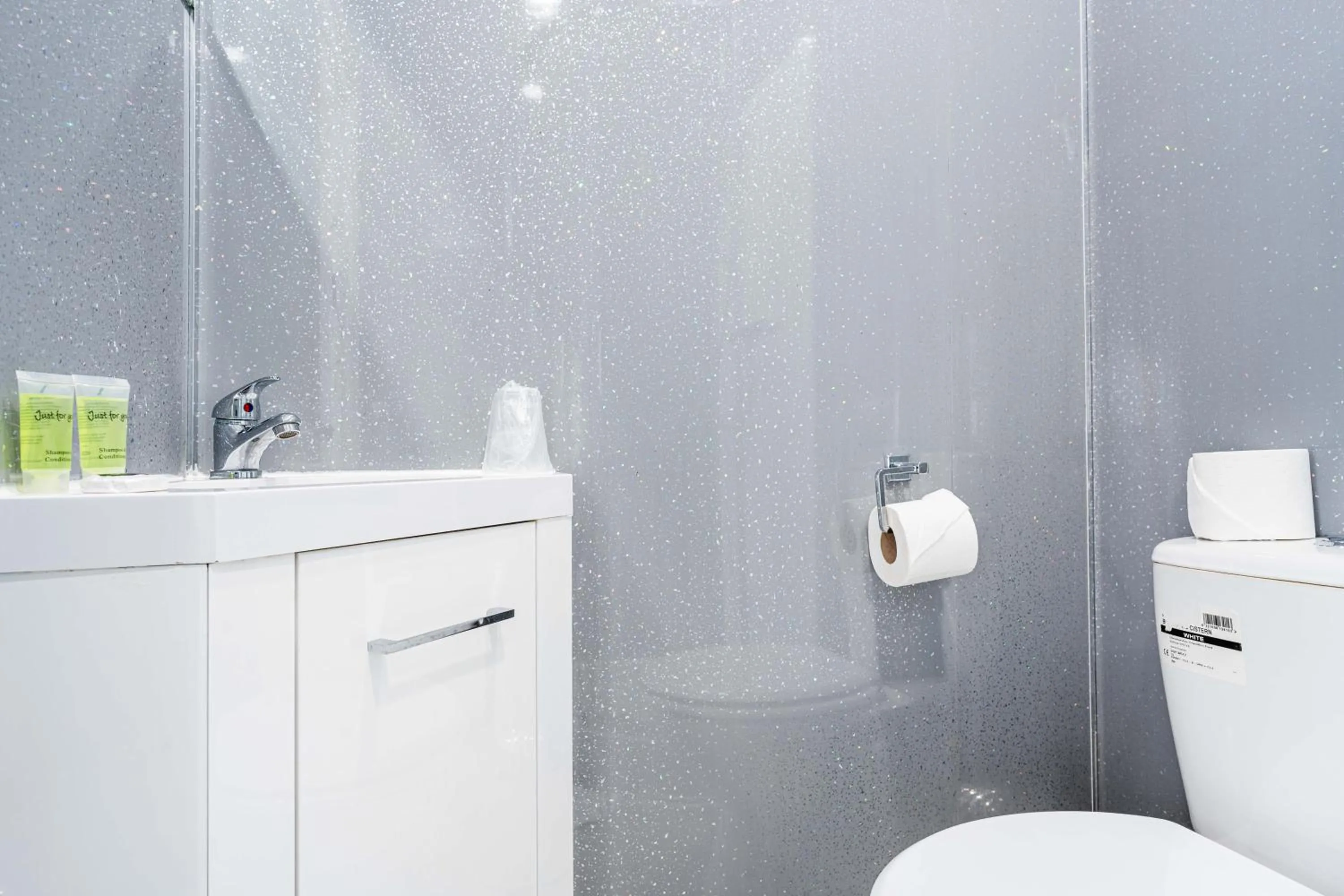 Shower in Lancaster Court Hotel