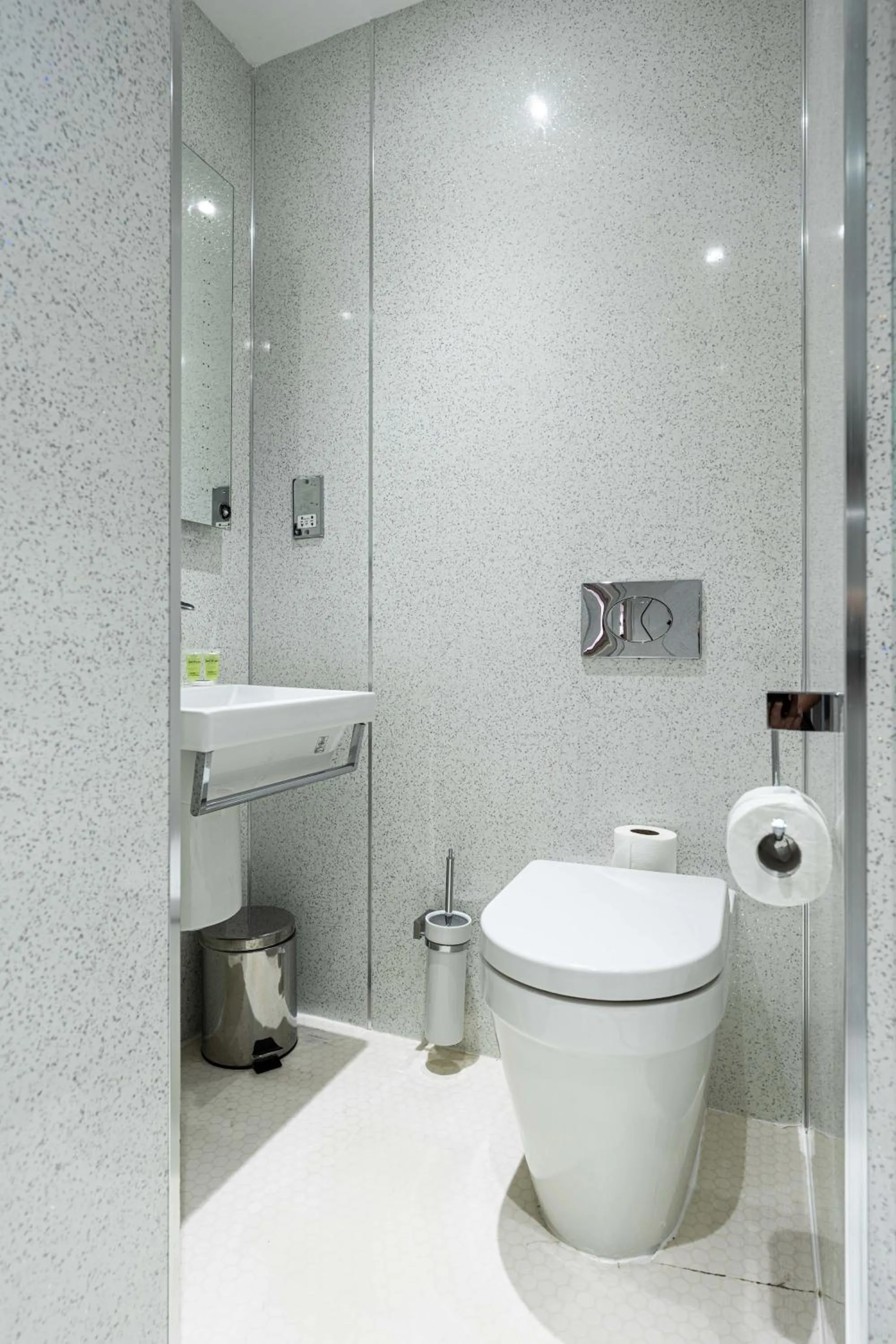 Shower in Lancaster Court Hotel