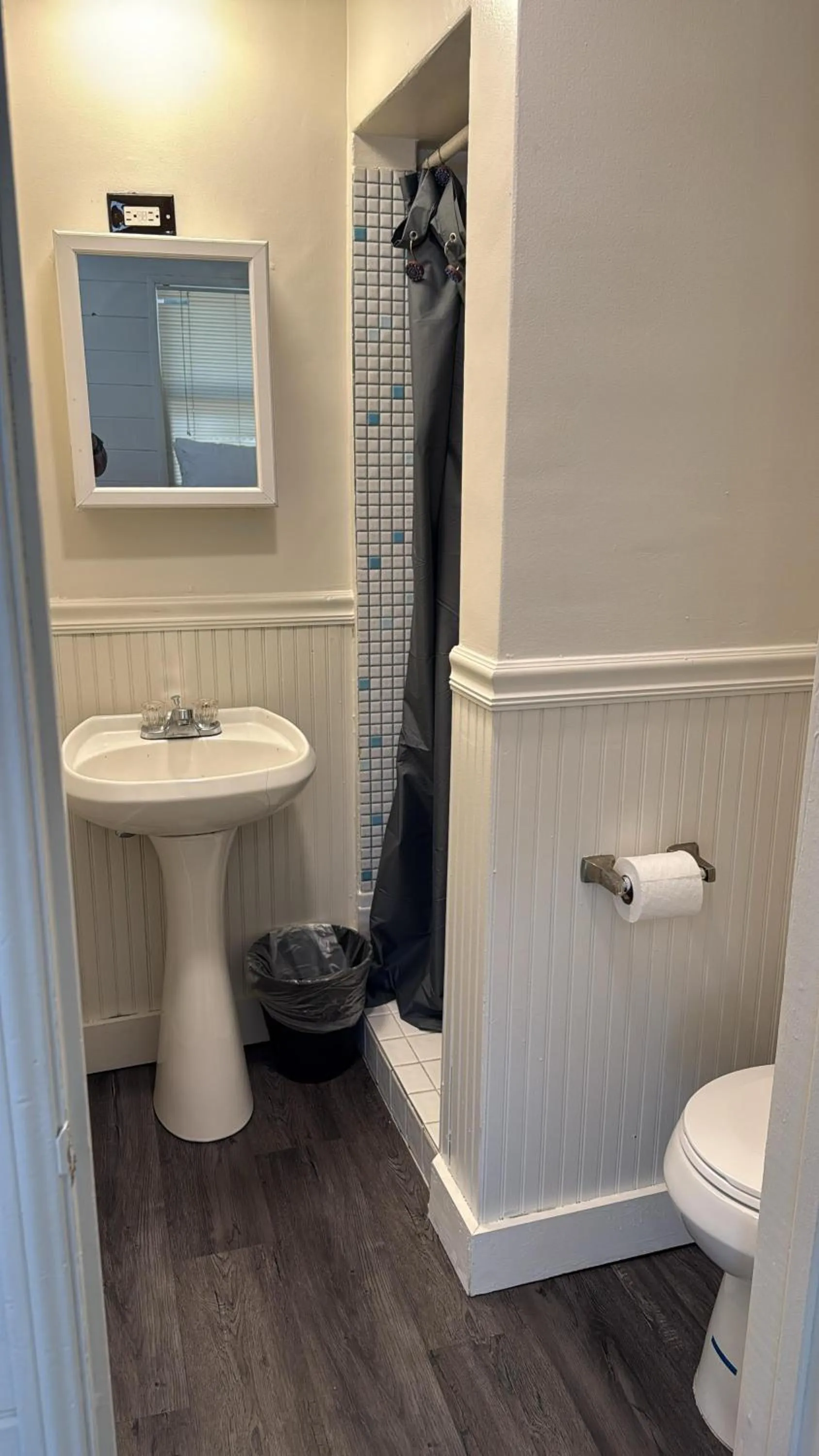 Shower in Crest Lodge Historic Mountain Inn