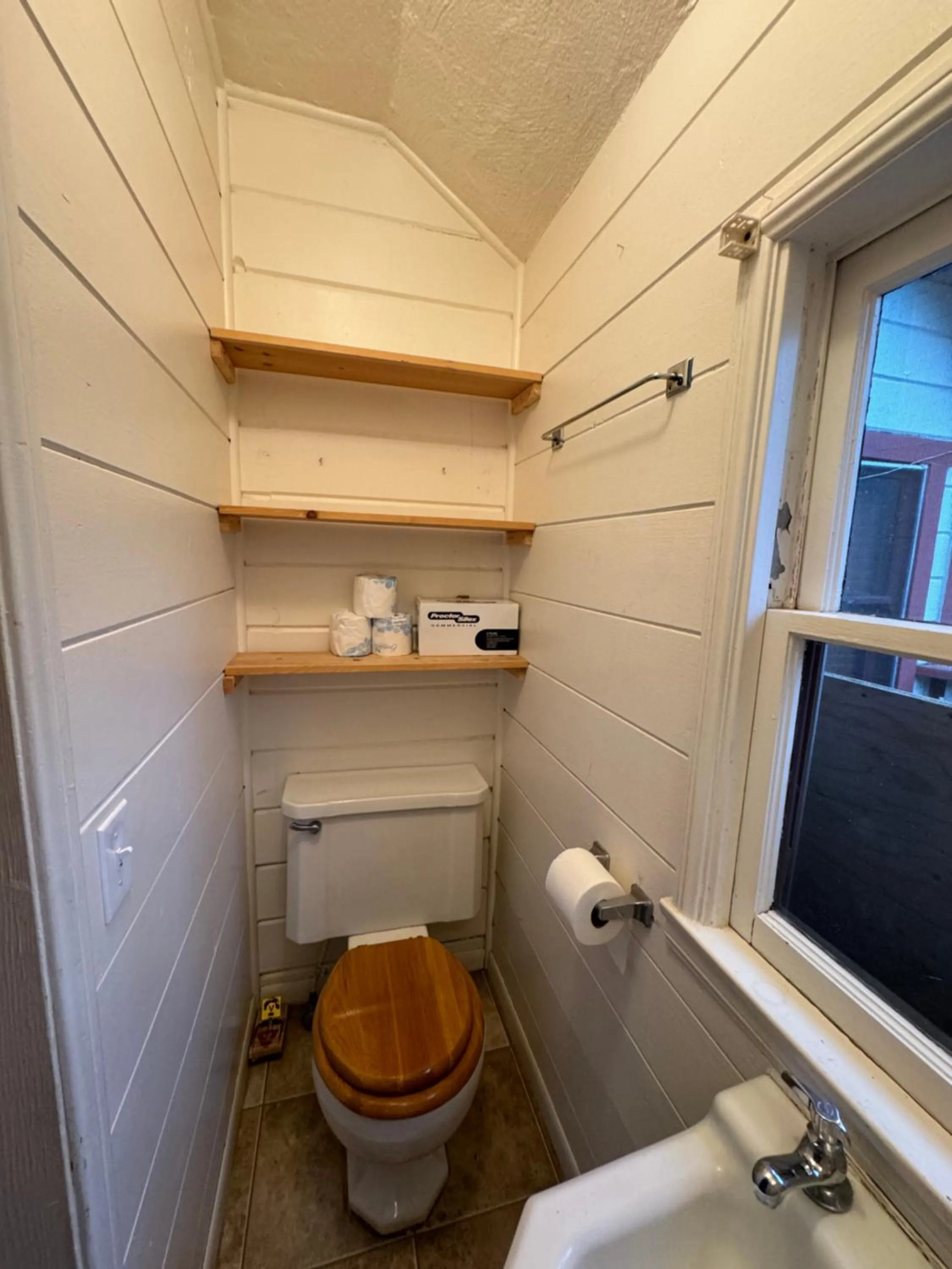 Toilet in Crest Lodge Historic Mountain Inn
