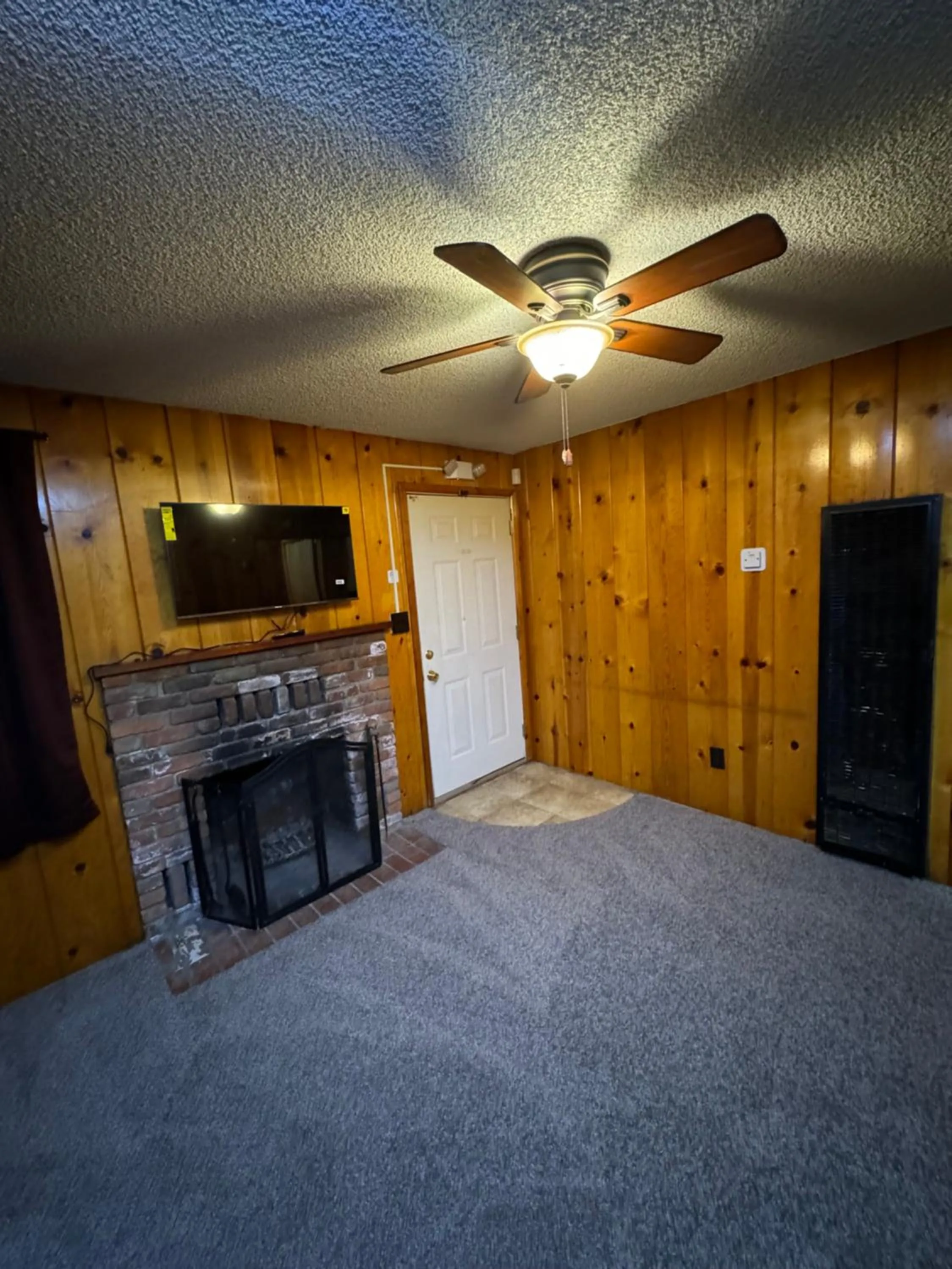 TV and multimedia in Crest Lodge Historic Mountain Inn