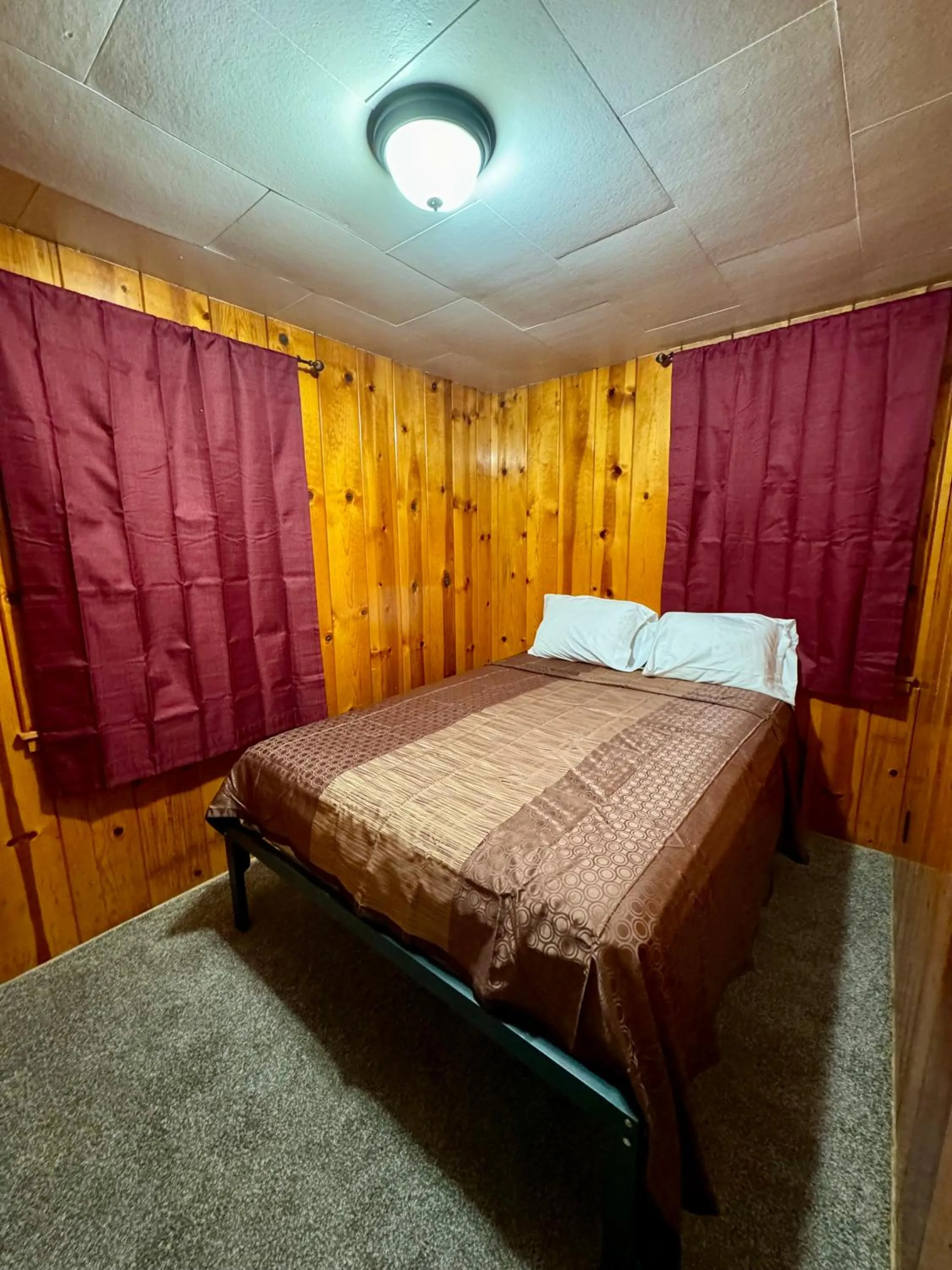 Bed in Crest Lodge Historic Mountain Inn