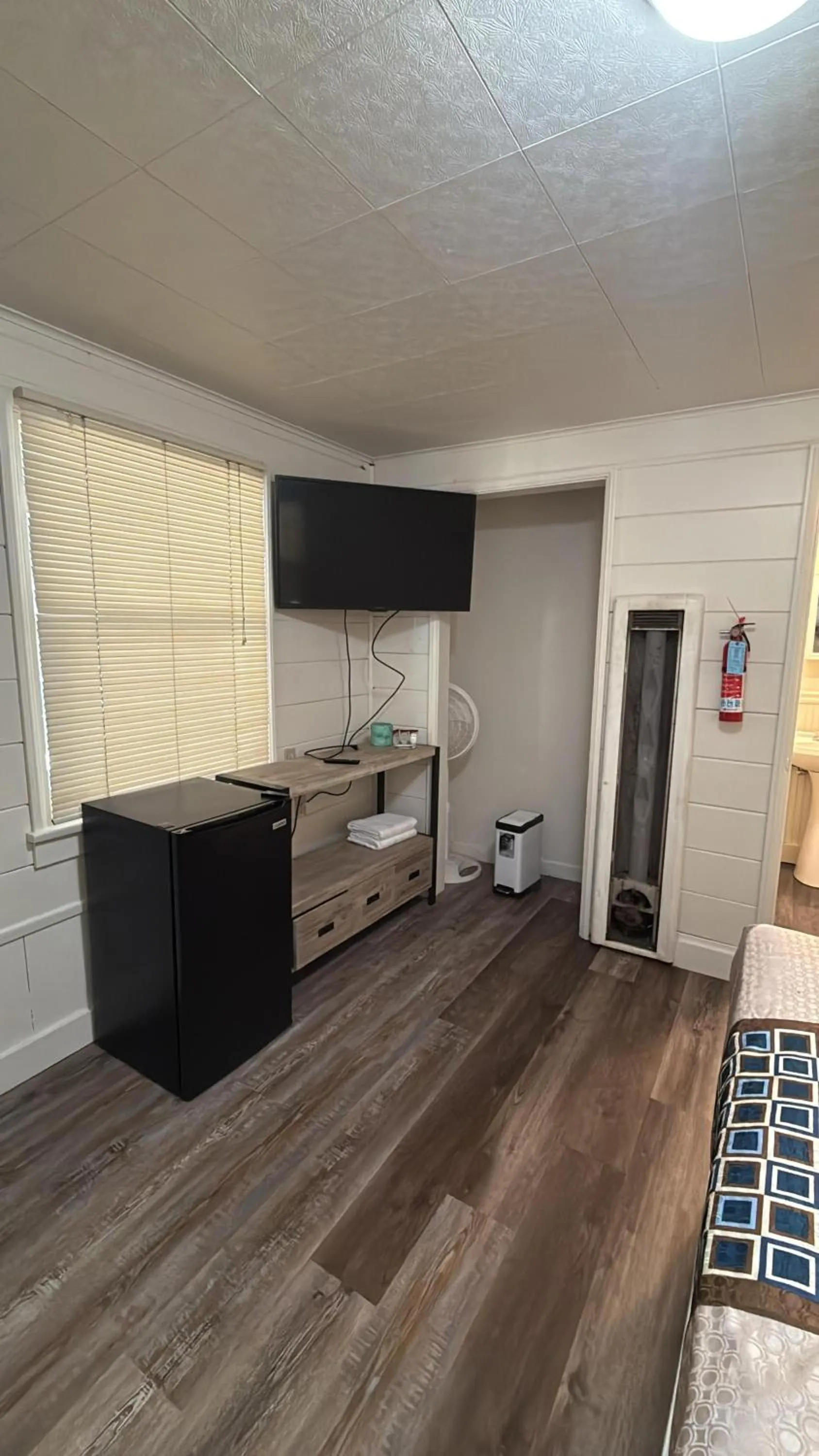 TV and multimedia in Crest Lodge Historic Mountain Inn