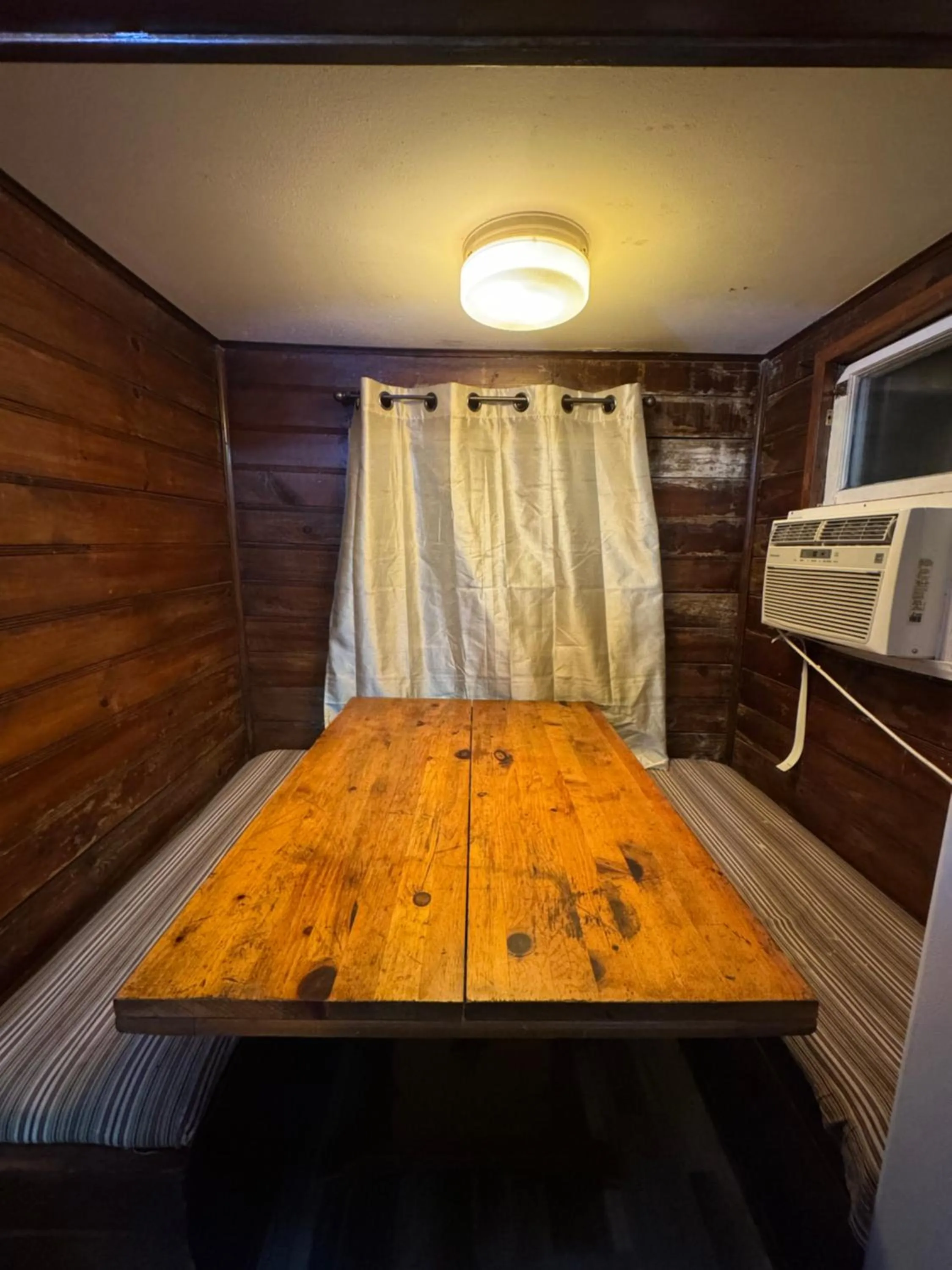 Dining area in Crest Lodge Historic Mountain Inn