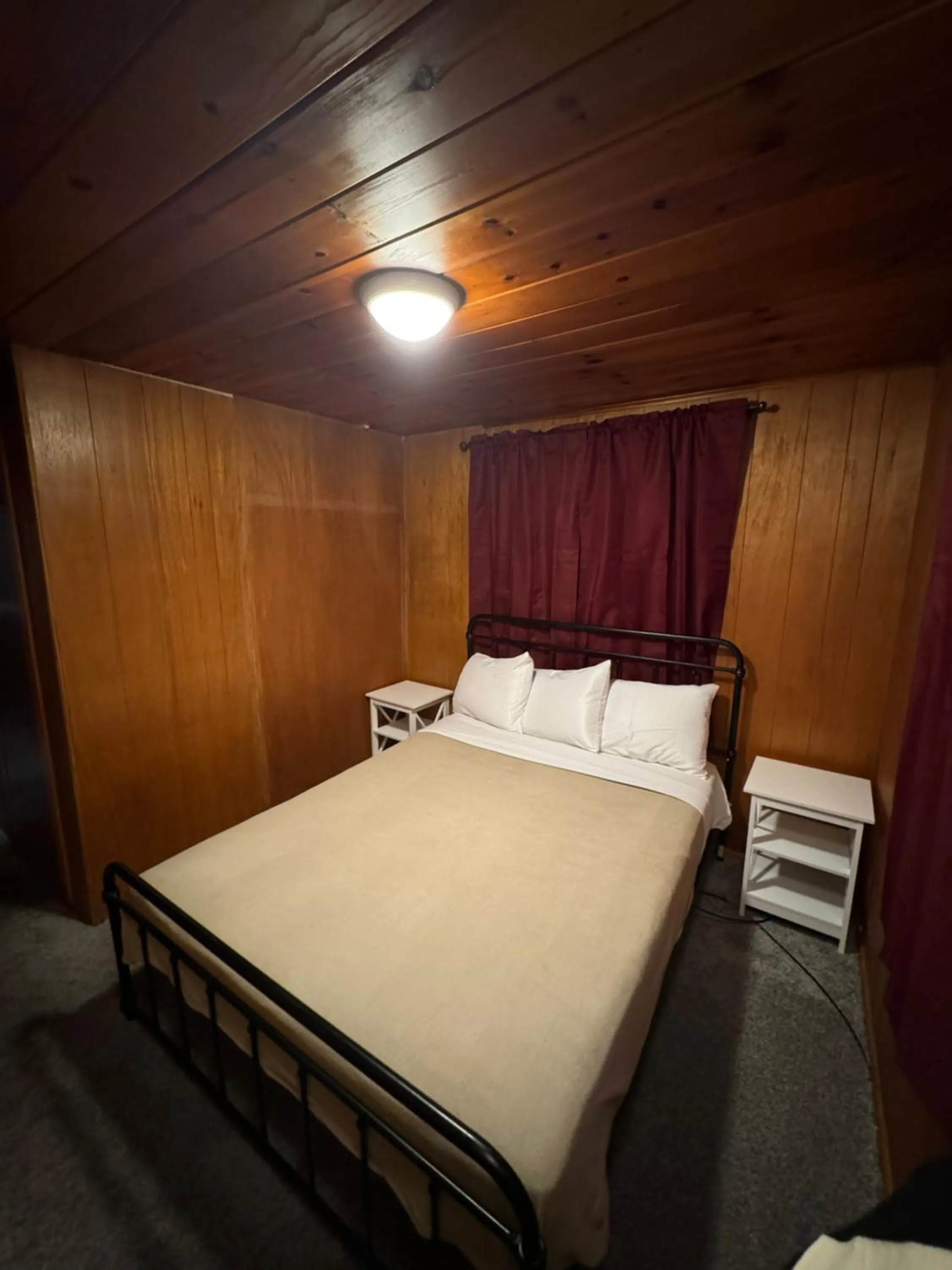 Bed in Crest Lodge Historic Mountain Inn