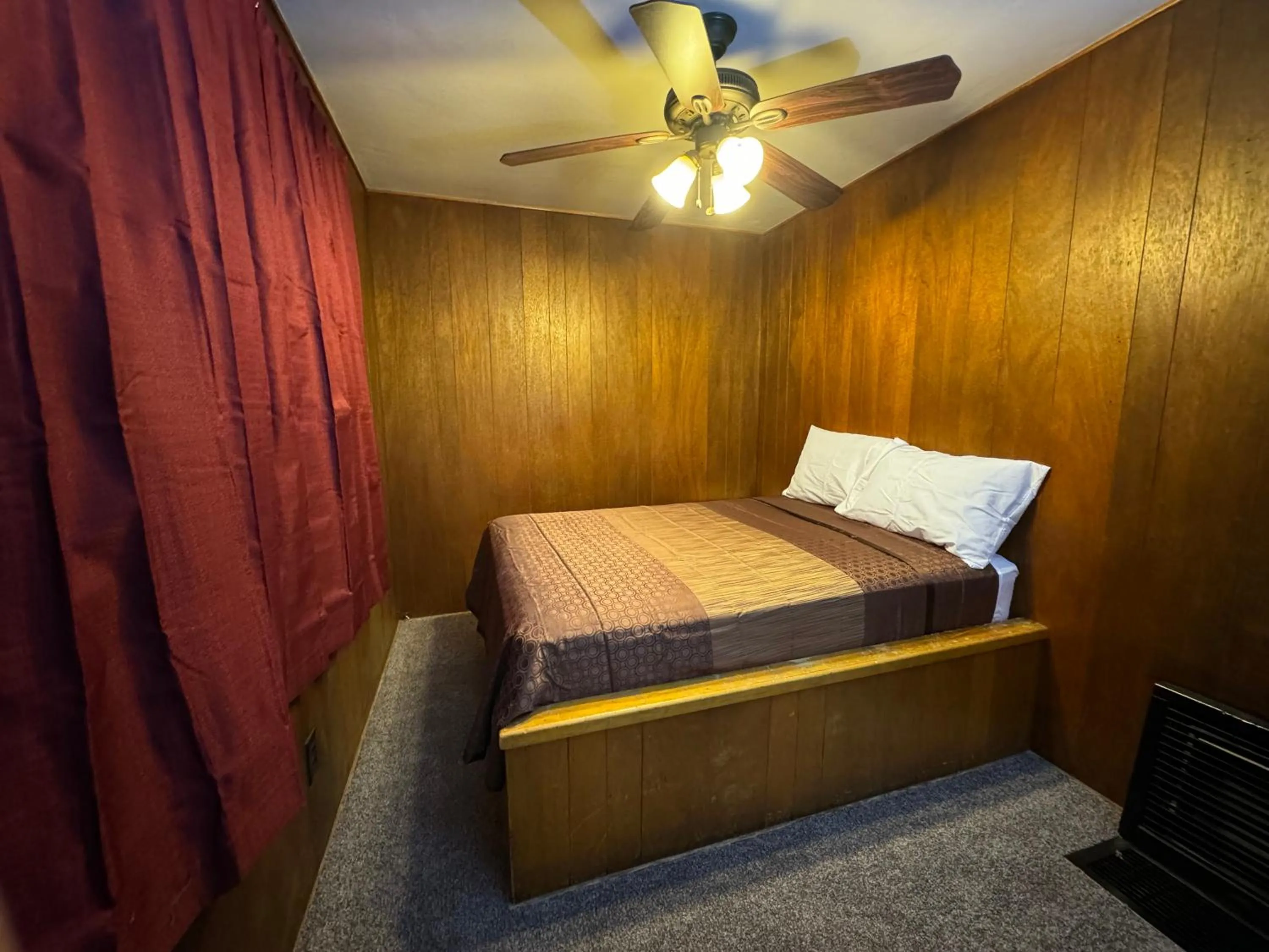 Bed in Crest Lodge Historic Mountain Inn