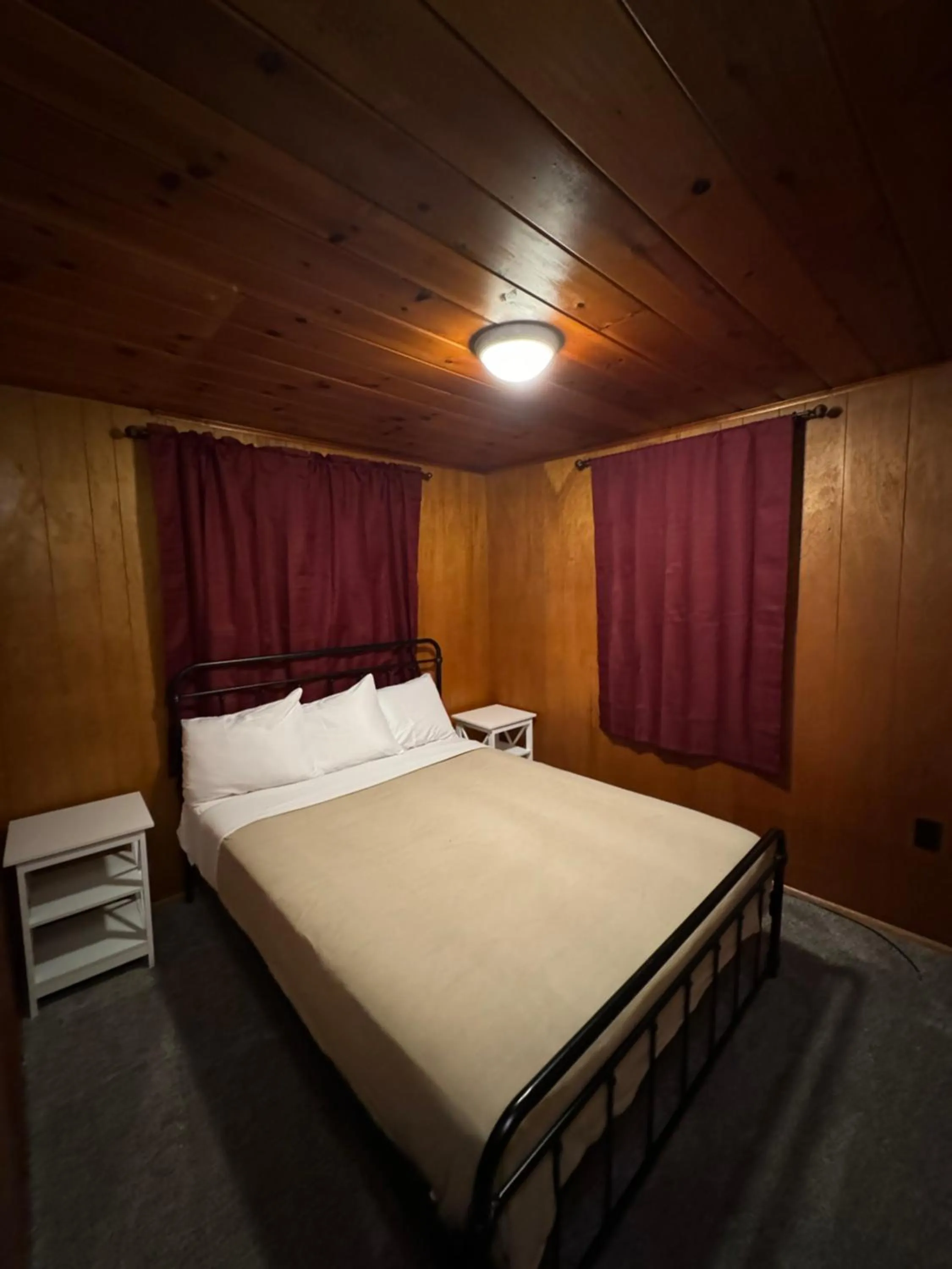 Bed in Crest Lodge Historic Mountain Inn