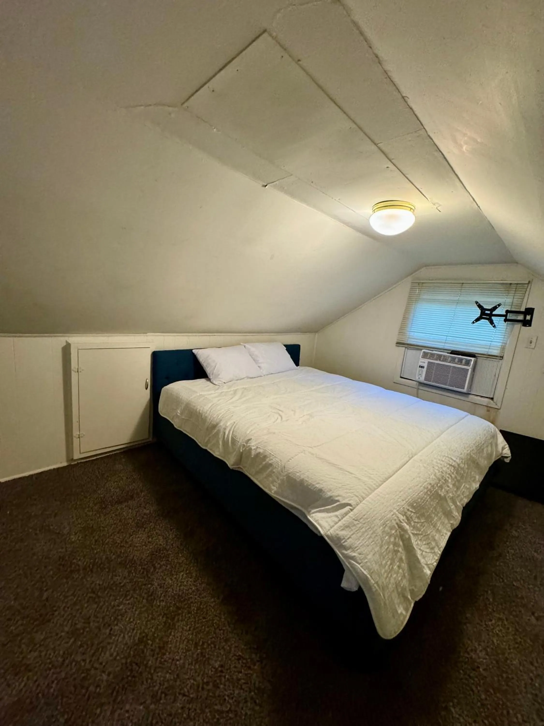 Photo of the whole room, Bed in Crest Lodge Historic Mountain Inn