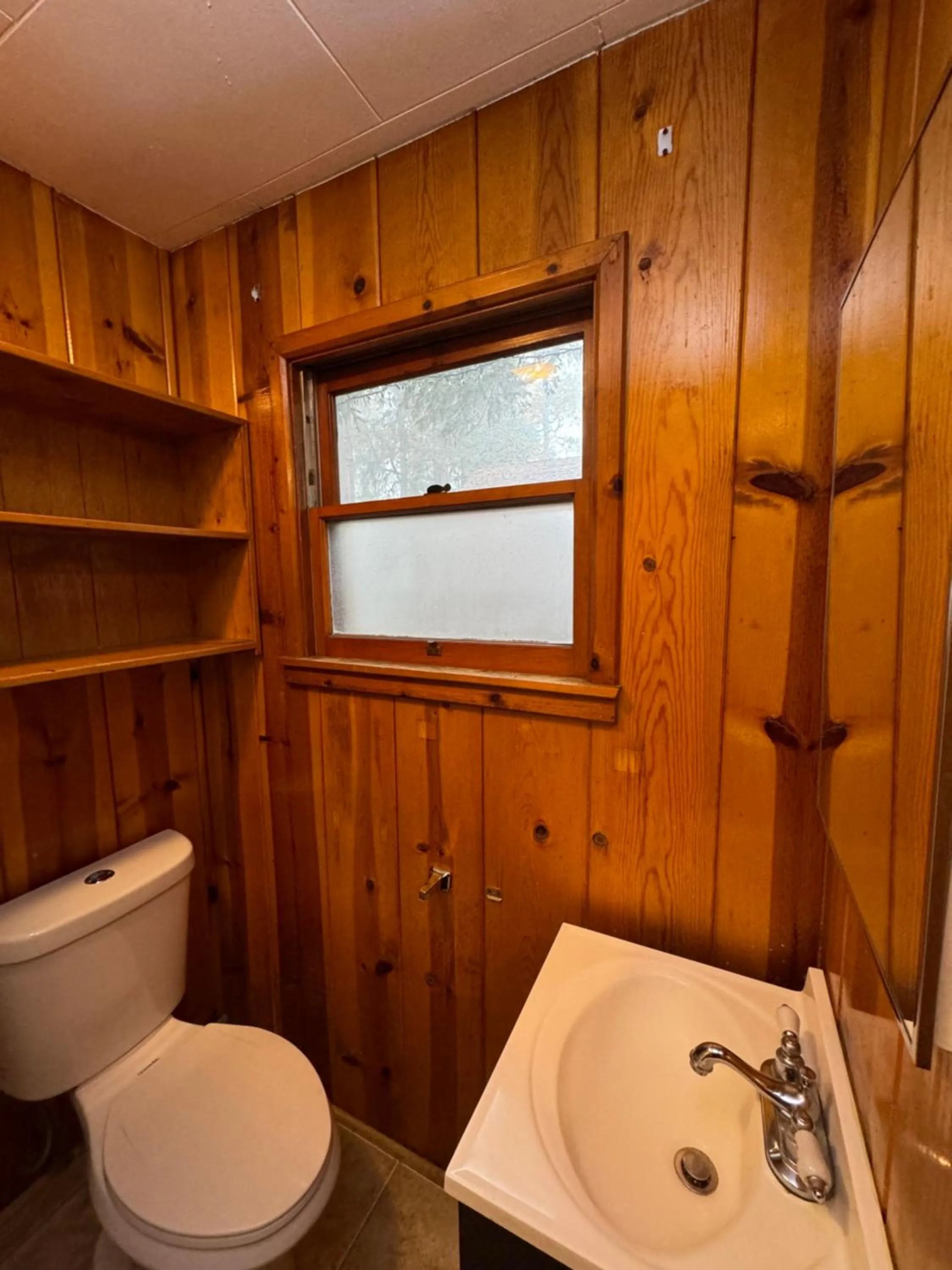 Toilet in Crest Lodge Historic Mountain Inn