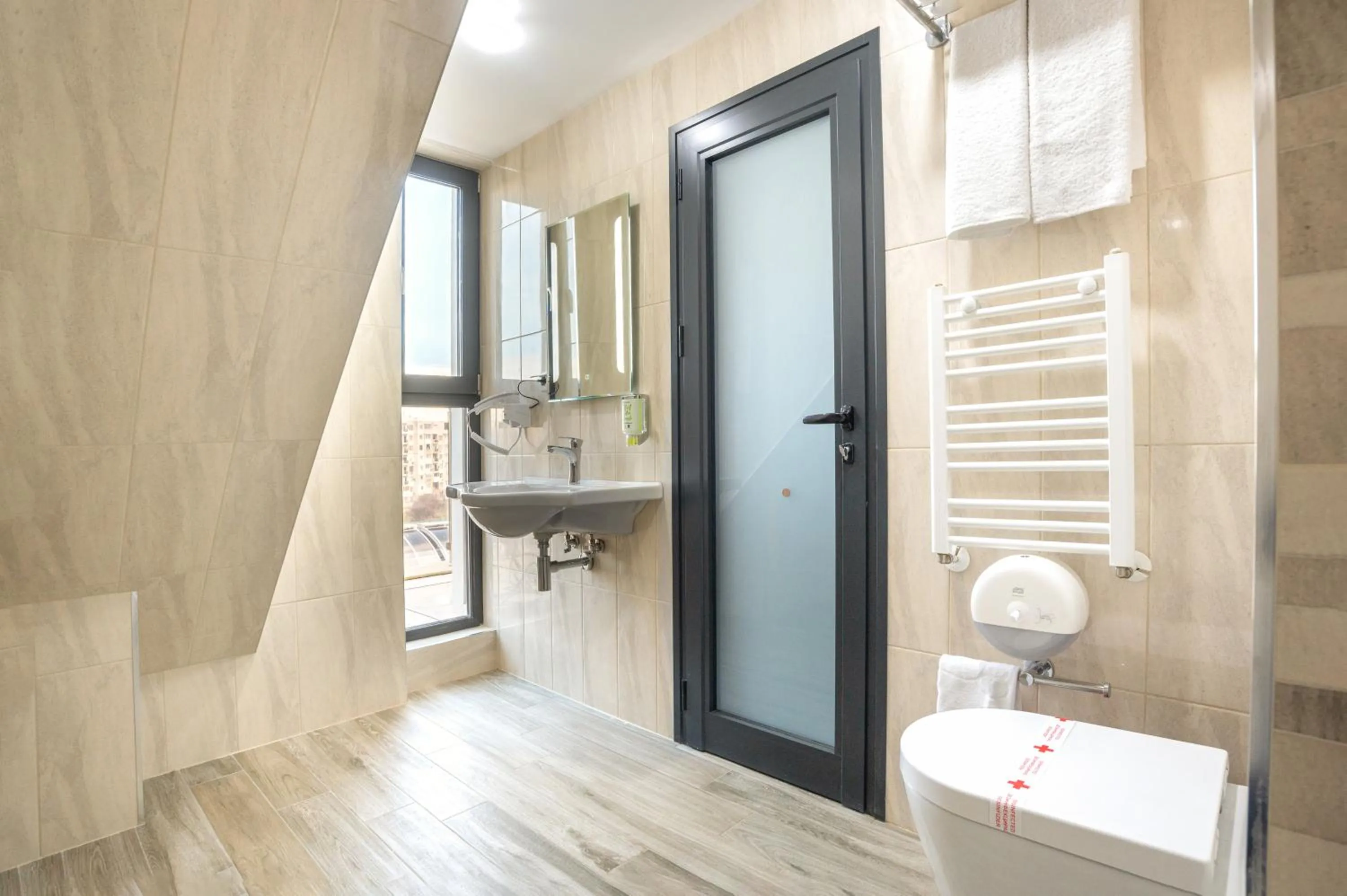 Shower in Hotel Boutique 5 - Free parking - Free breakfast - Free internet - EVSE