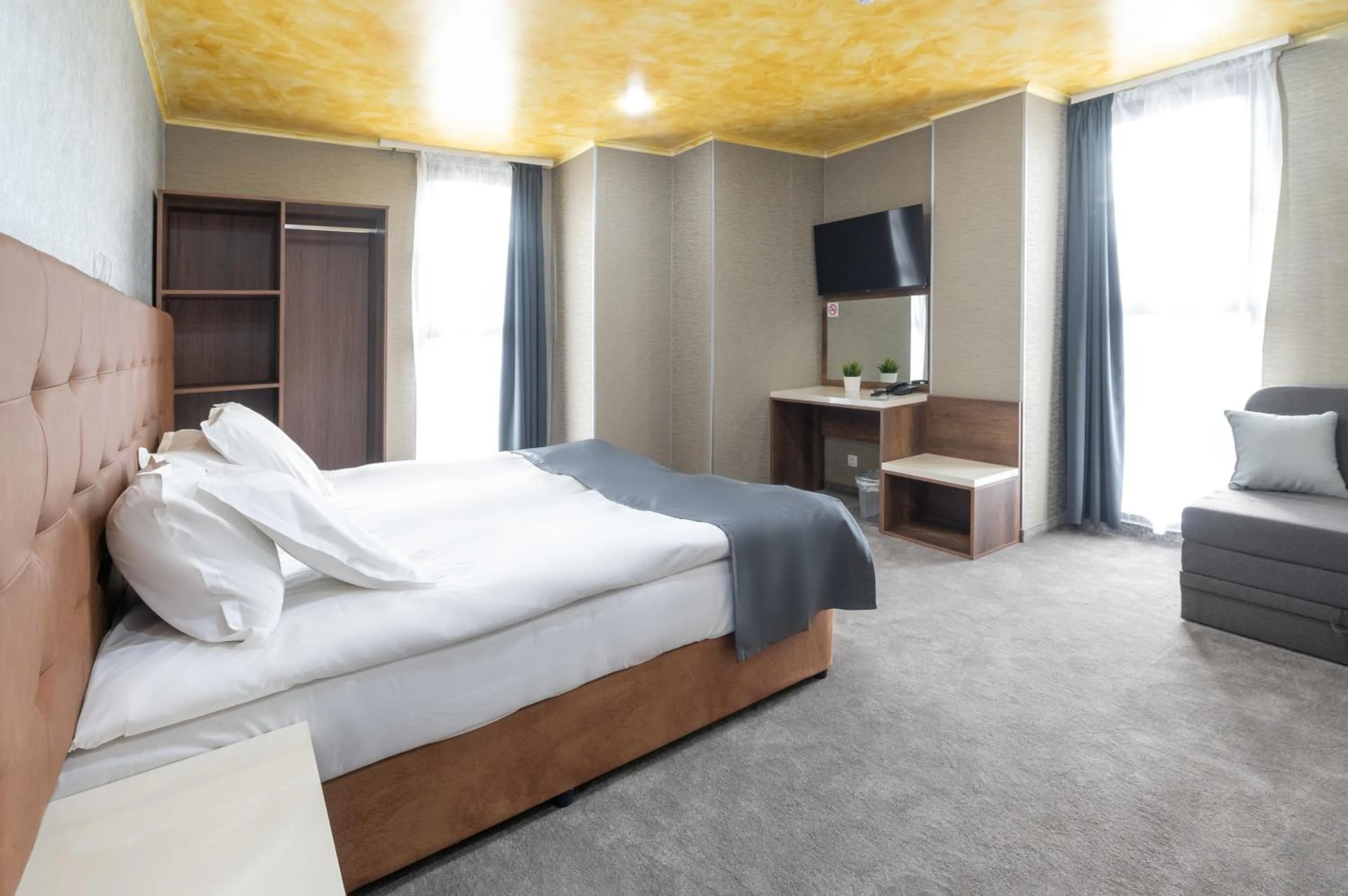 Bed in Hotel Boutique 5 - Free parking - Free breakfast - Free internet - EVSE