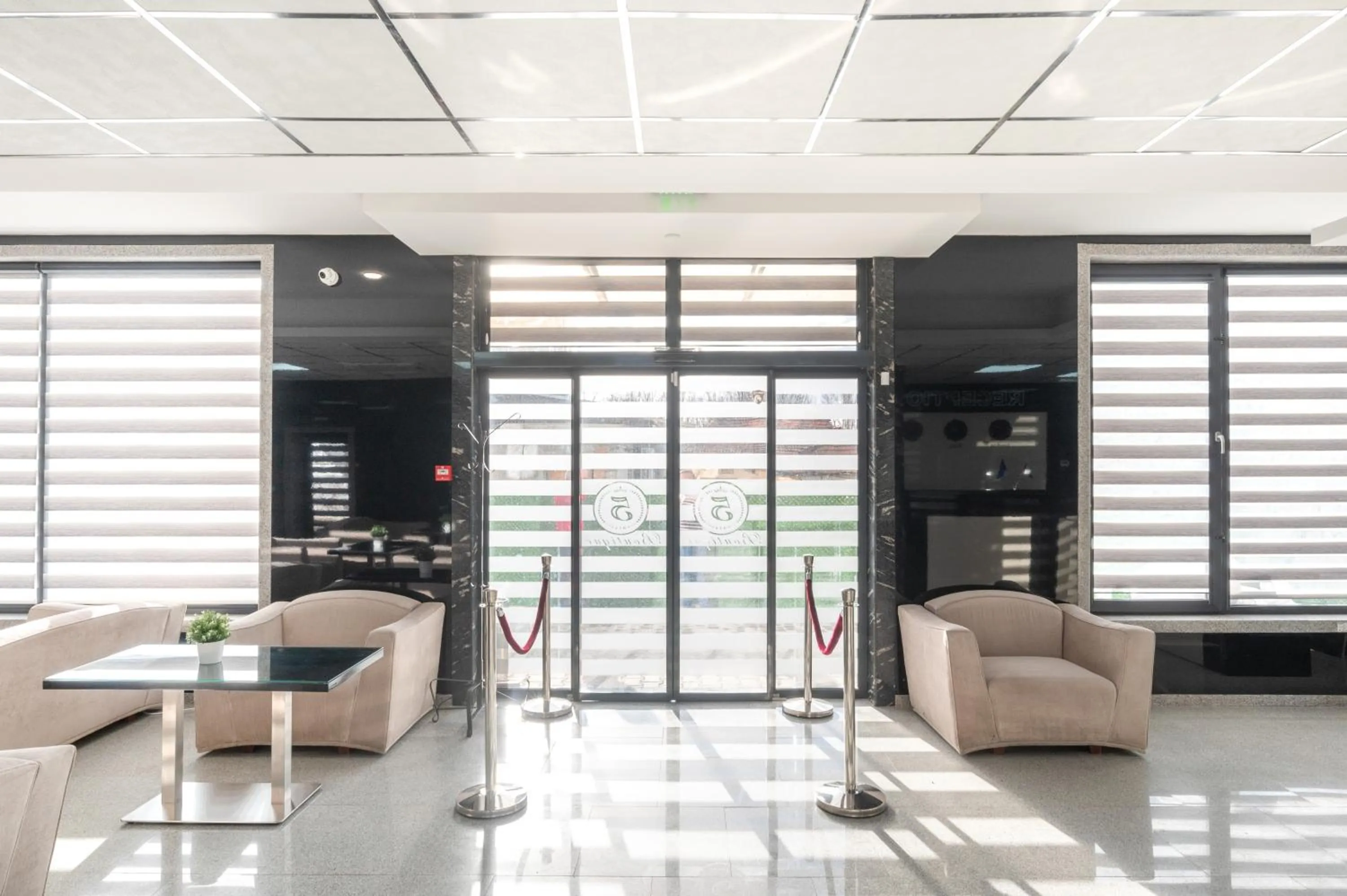 Lobby or reception in Hotel Boutique 5 - Free parking - Free breakfast - Free internet - EVSE